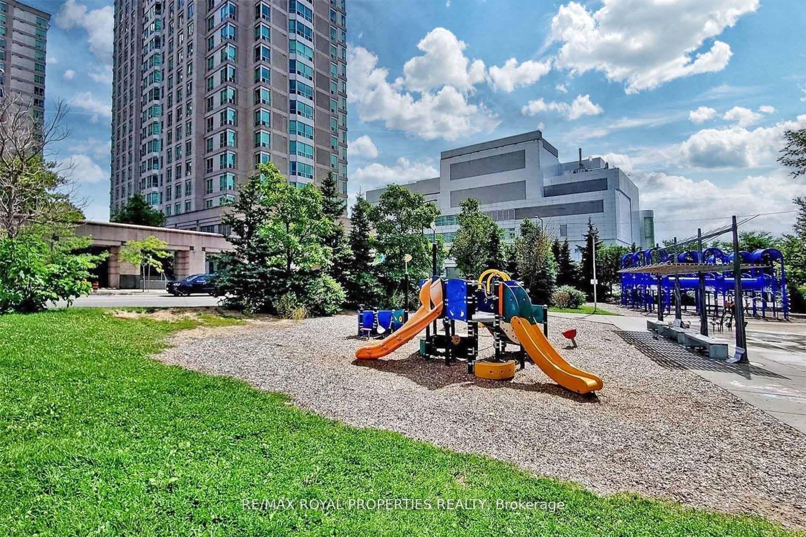 3 Bedrooms Condo at 38 Lee Centre,  Toronto For sale