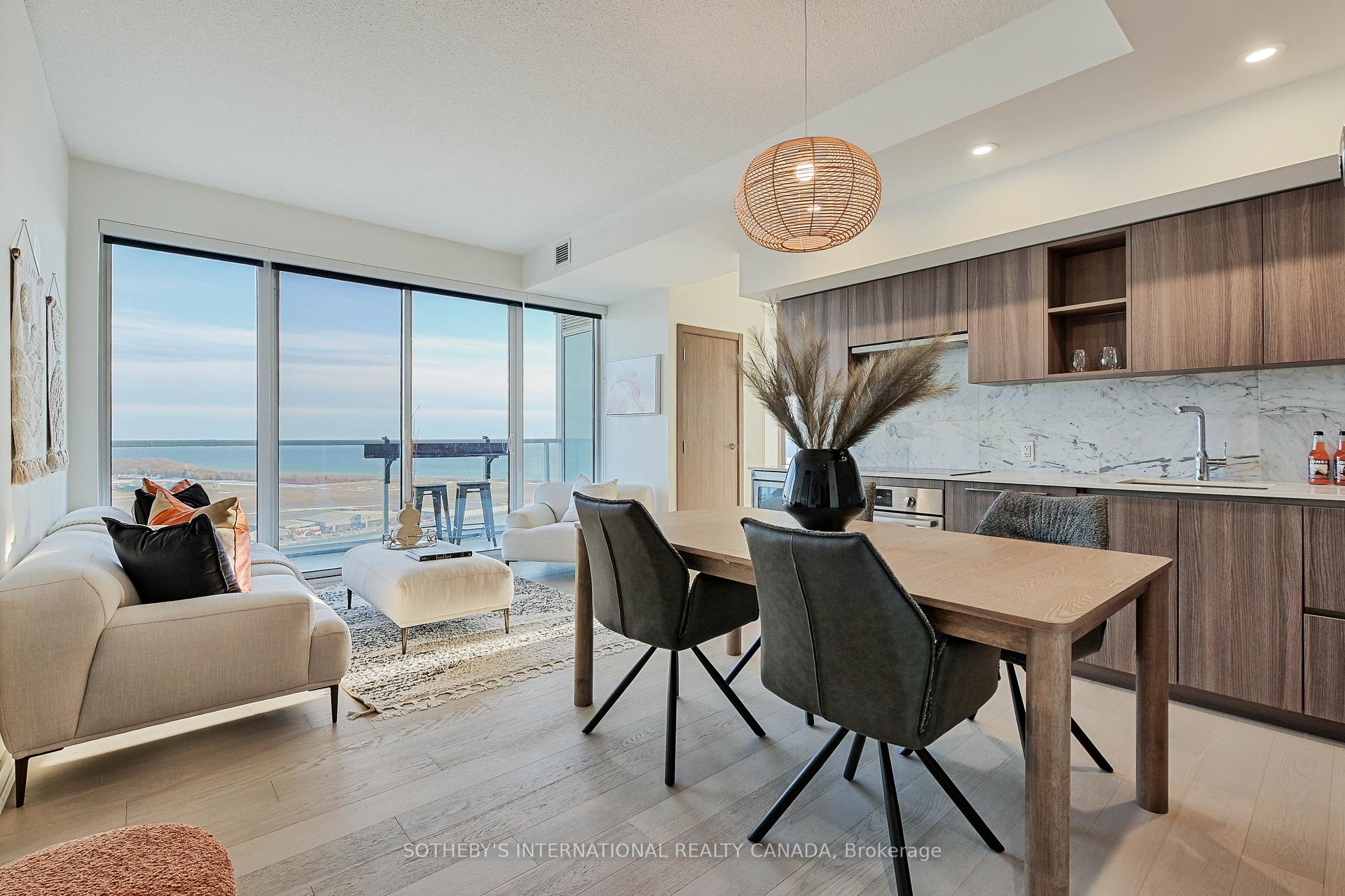 3 Bedrooms Condo at 17 Bathurst, Toronto For sale