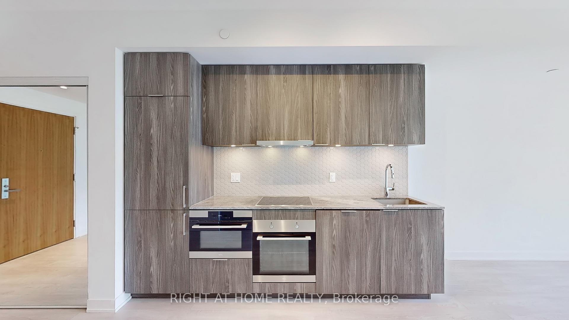 2 Bedrooms Condo at 15 Queens, Toronto For sale