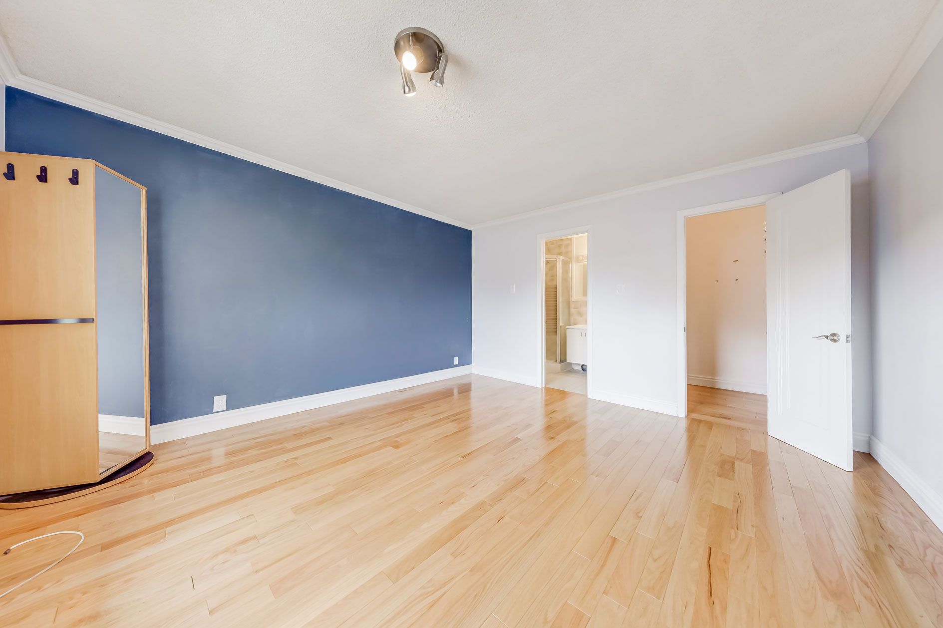 1200 Avenue Road Upper#3
