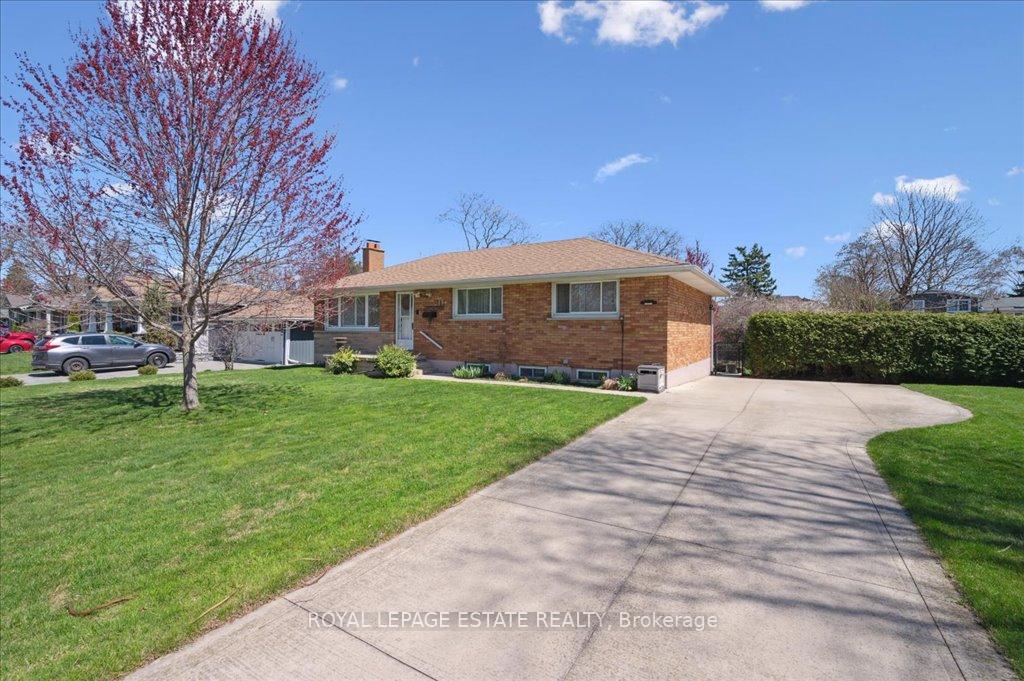 111 Leitch Drive, Grimsby, ON L3M 2T9