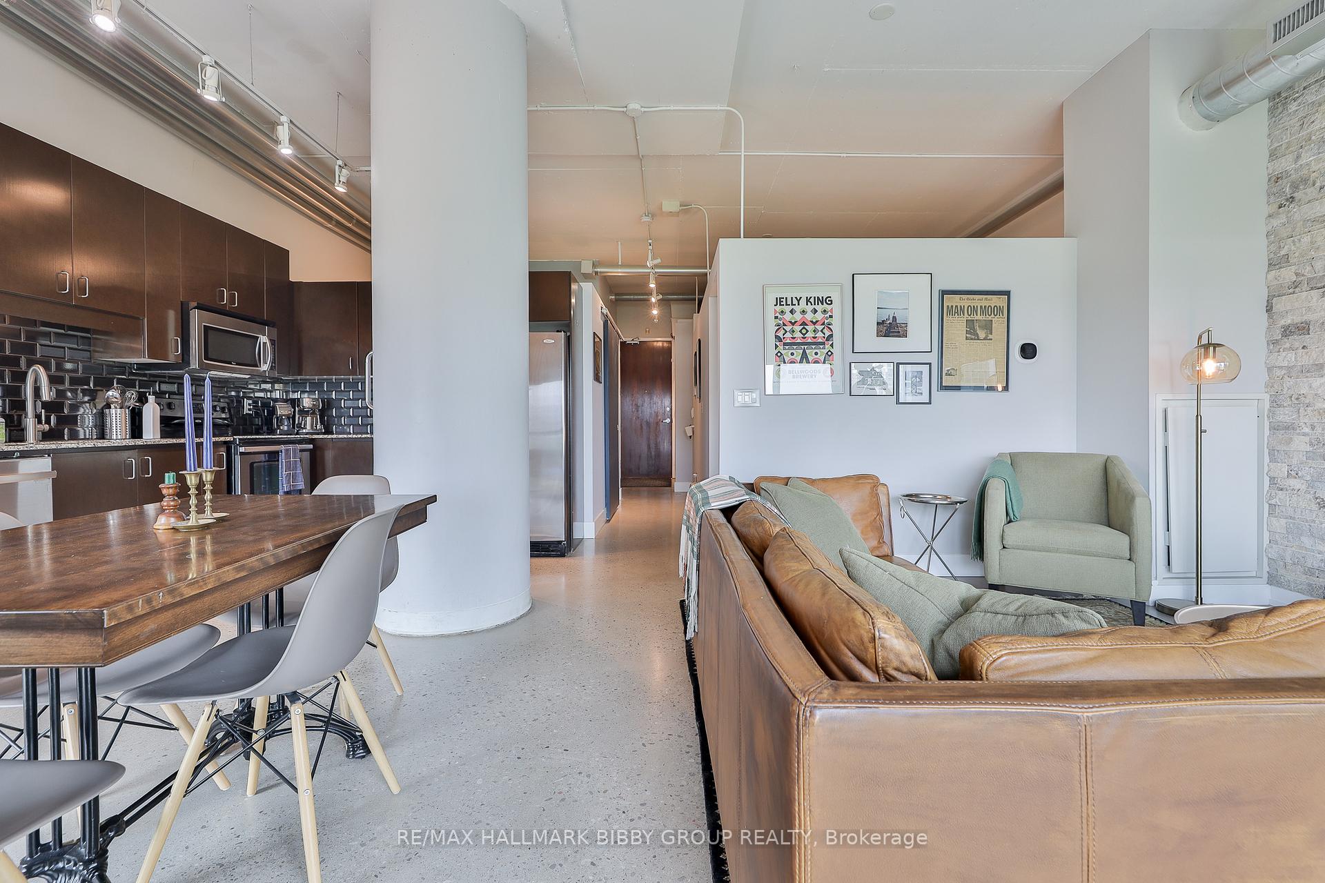 2 Bedrooms Condo at 2 Fieldway, Toronto For sale