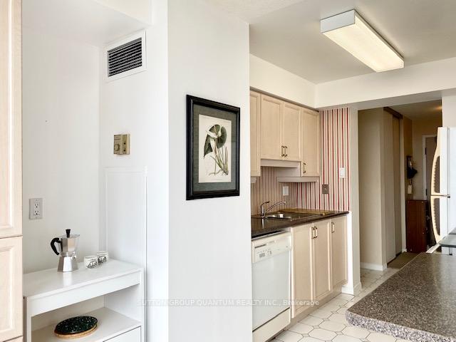 2 Bedrooms Condo at 330 Rathburn,  Mississauga For sale