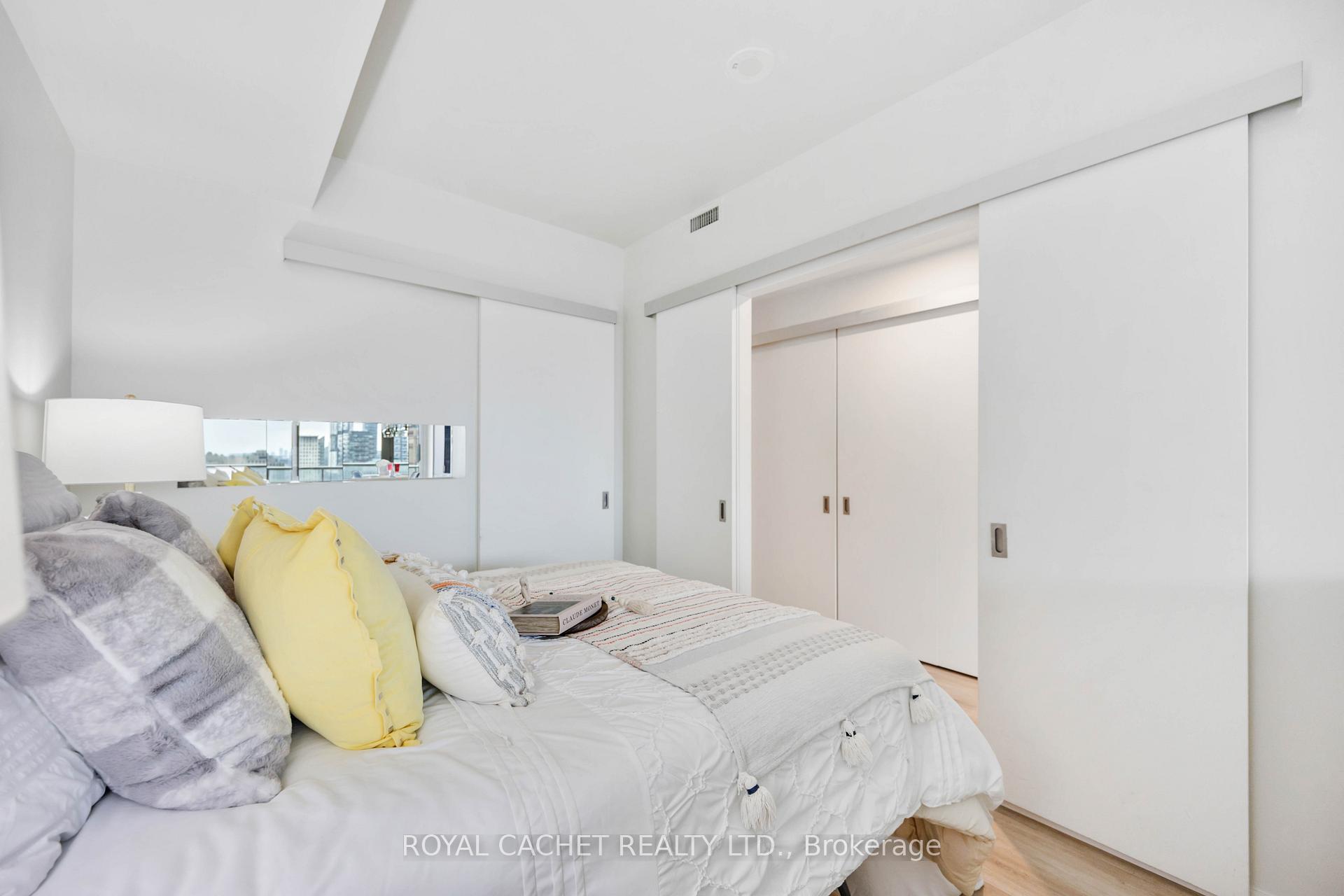 2 Bedrooms Condo at 197 Yonge,  Toronto For sale