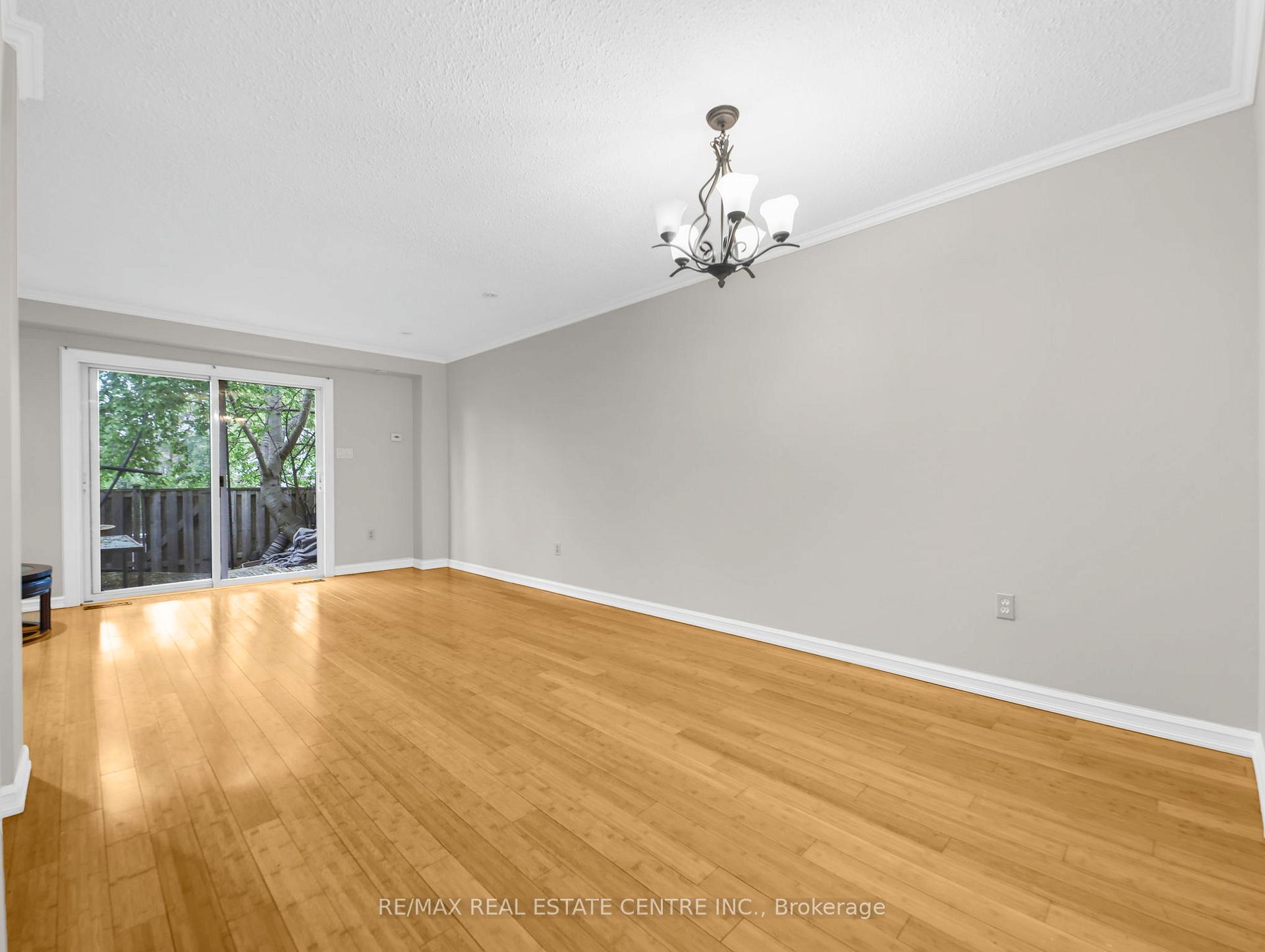 3 Bedrooms Condo at 2779 Gananoque, Mississauga For sale