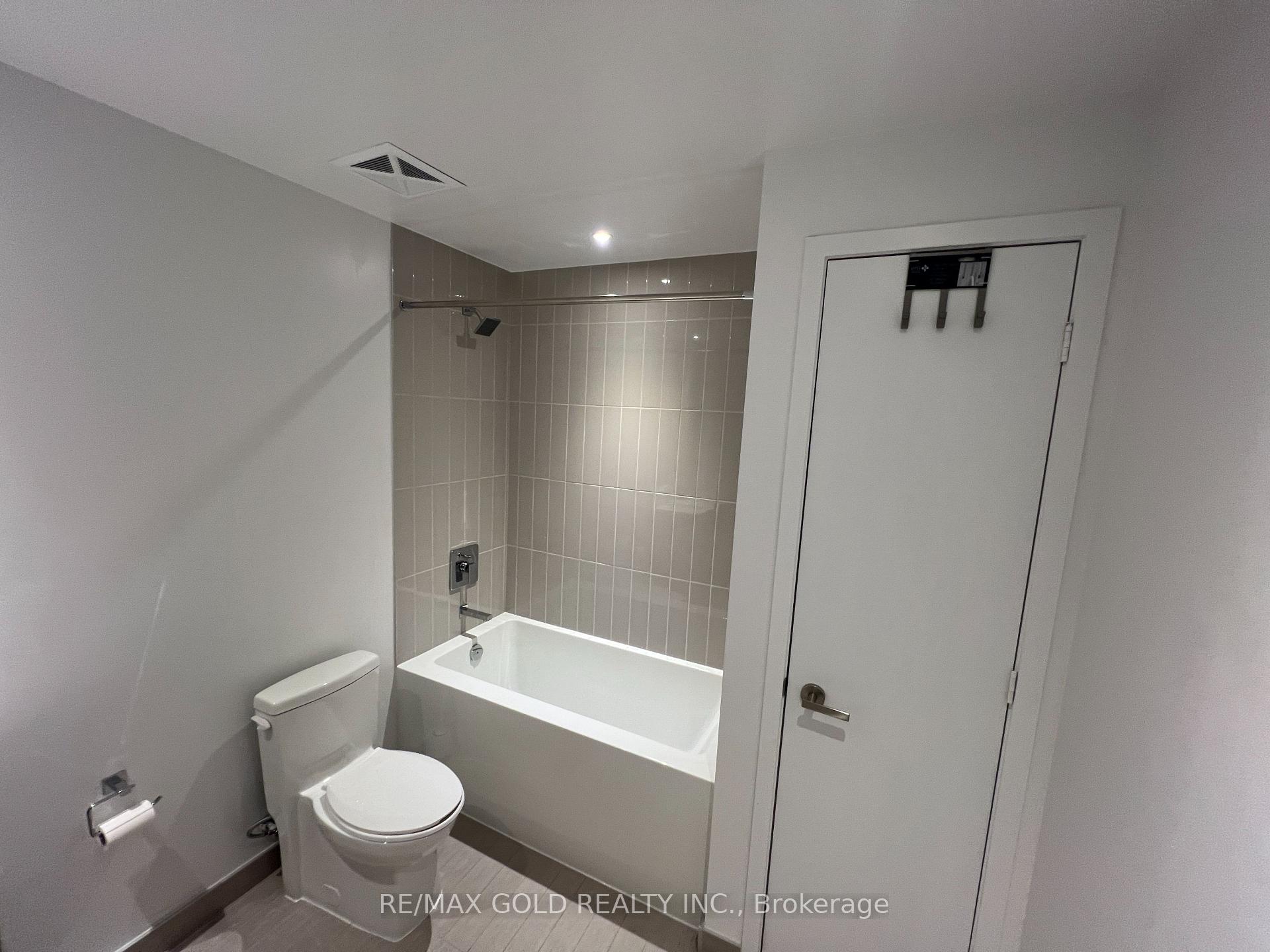 3 Bedrooms Condo at 3900 Confederation,  Mississauga For sale