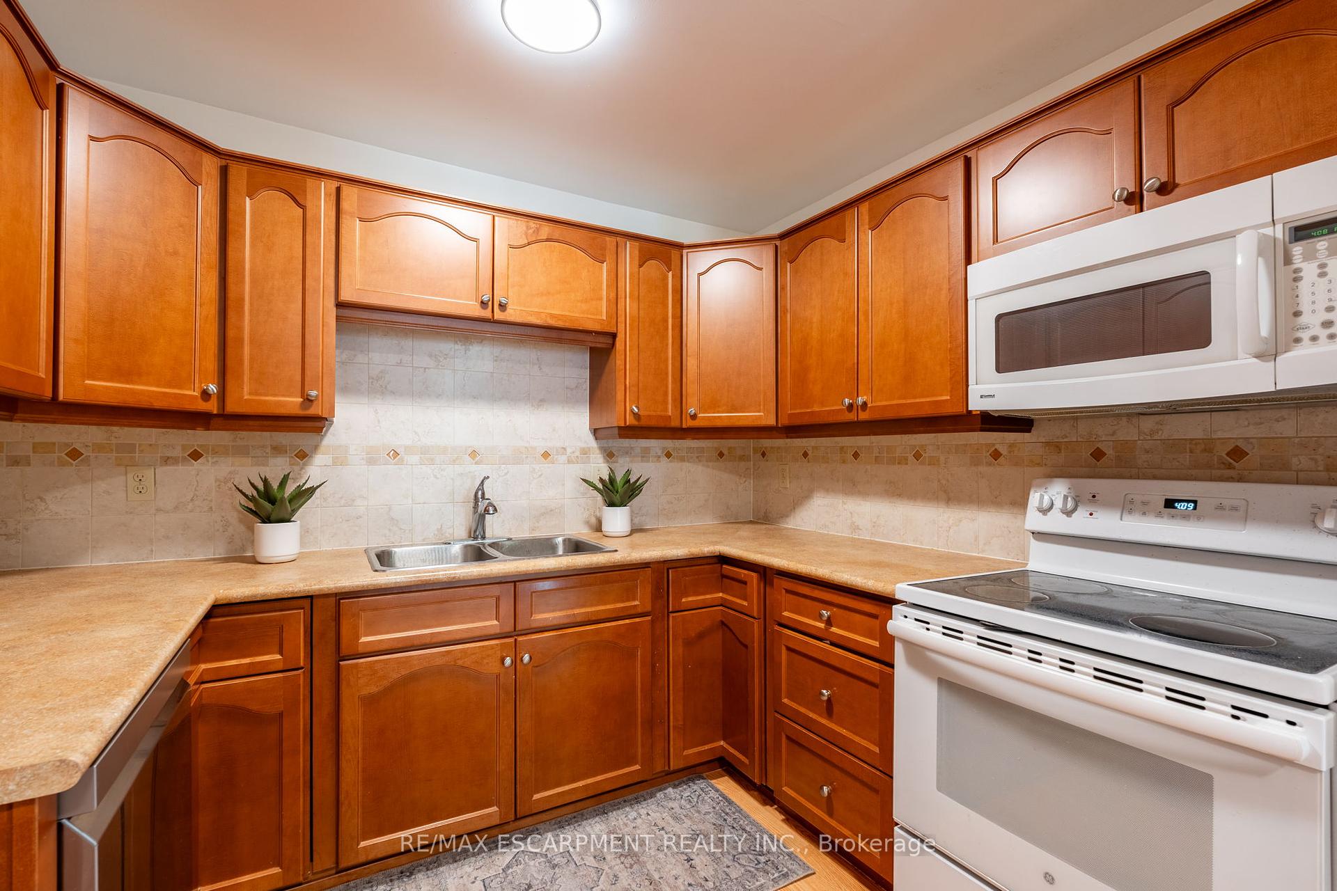 3 Bedrooms Condo at 2301 Cavendish, Burlington For sale