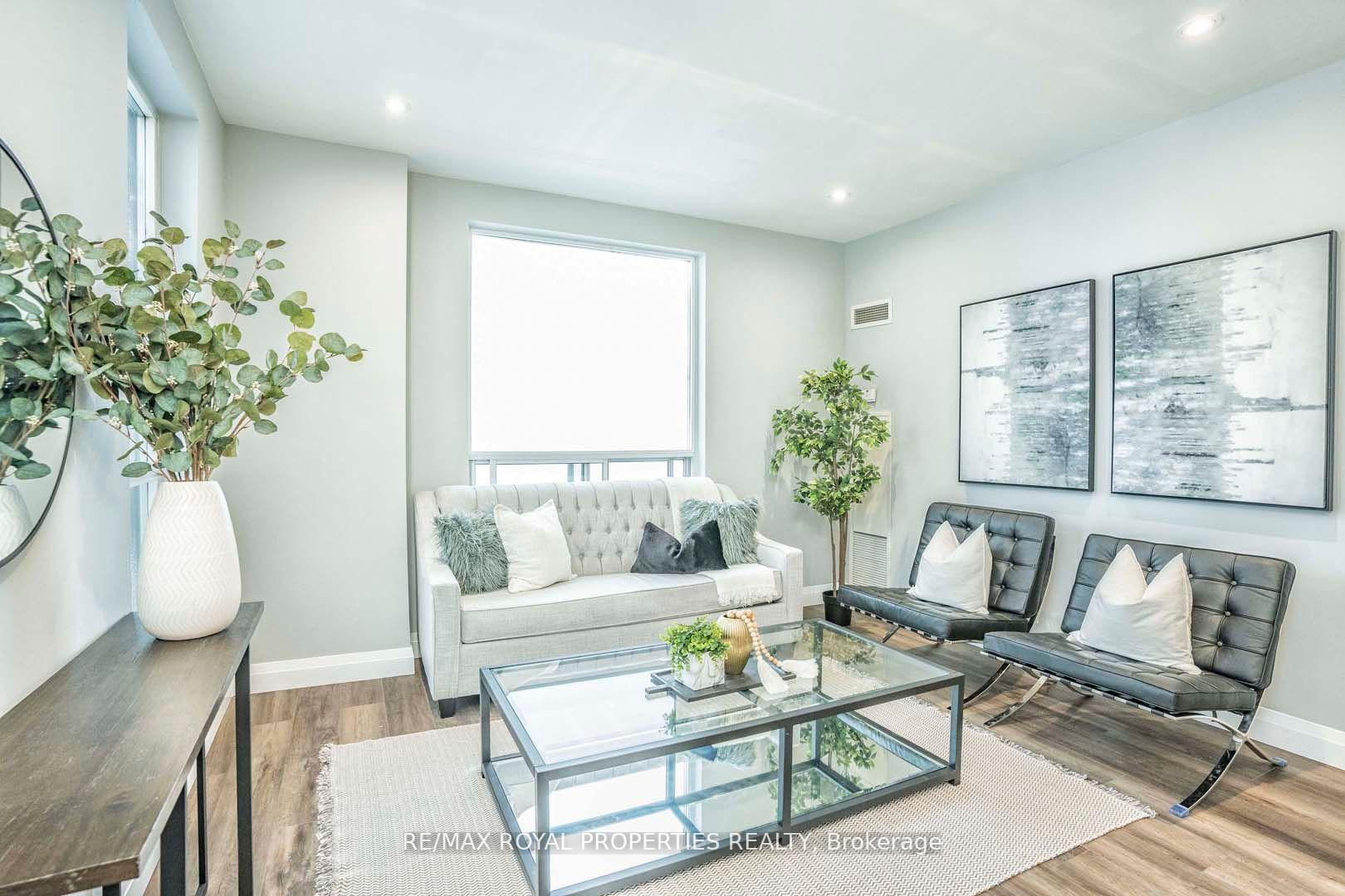 3 Bedrooms Condo at 38 Lee Centre,  Toronto For sale