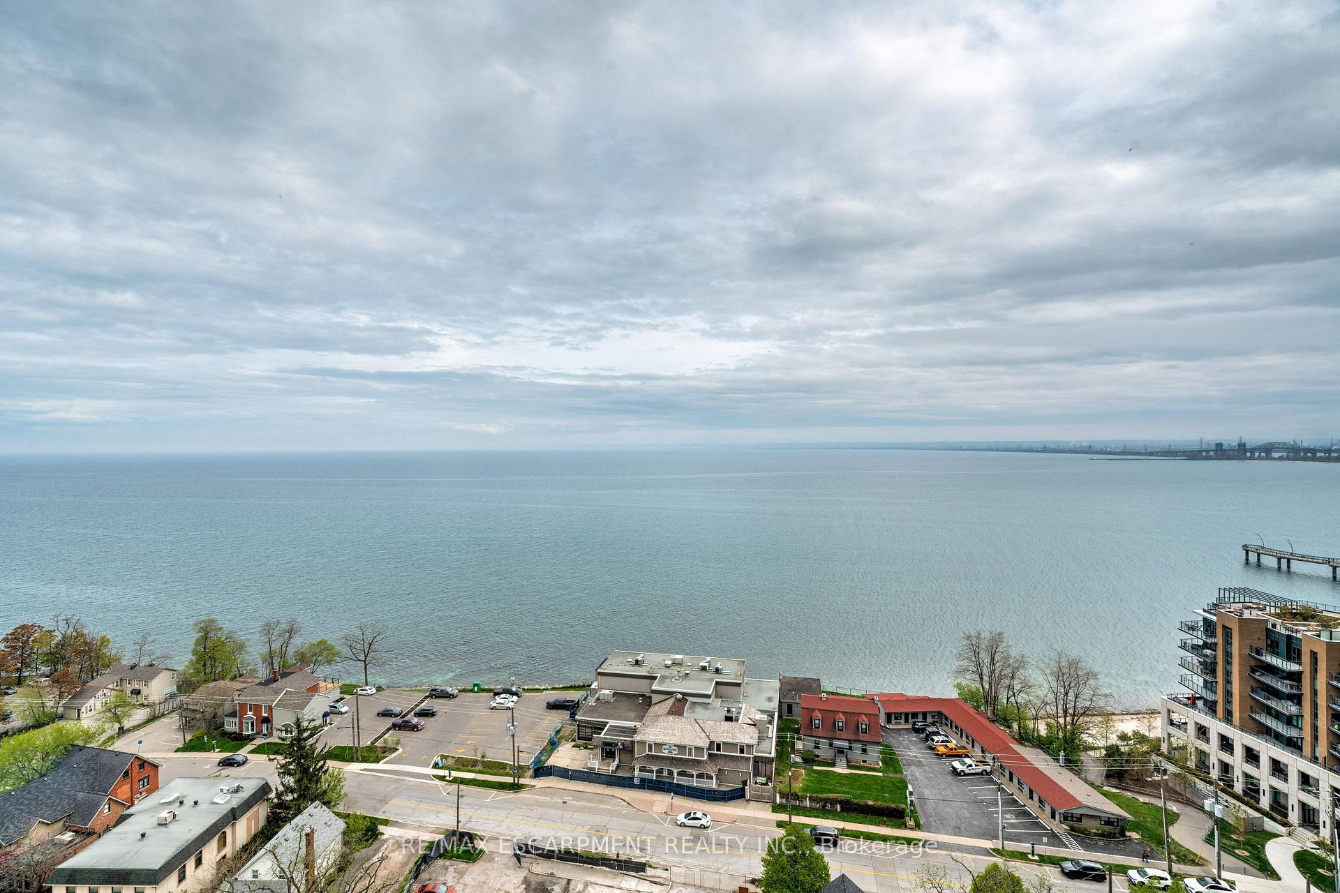 2 Bedrooms Condo at 370 Martha, Burlington For sale