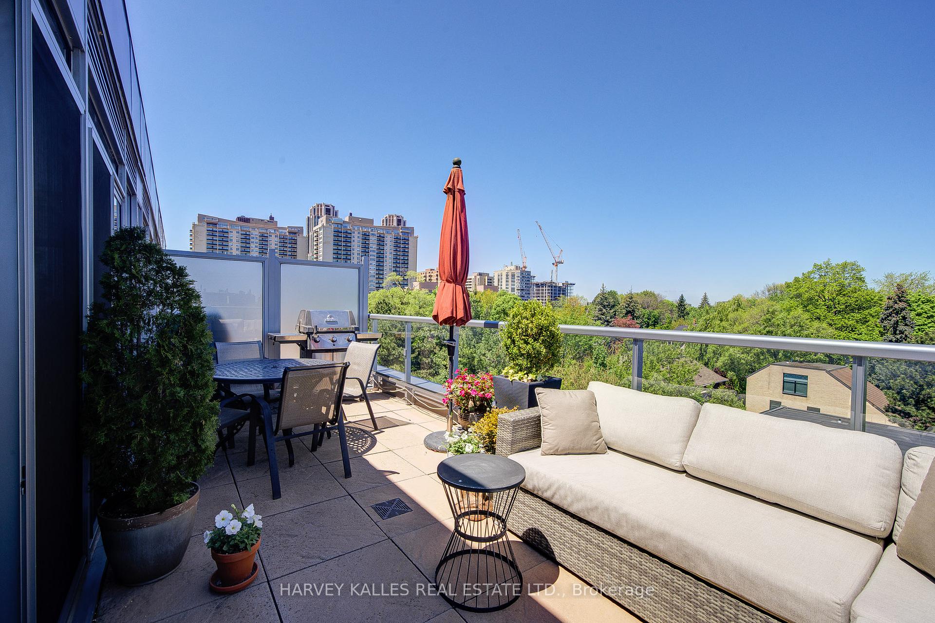 2 Bedrooms Condo at 6 Parkwood, Toronto For sale