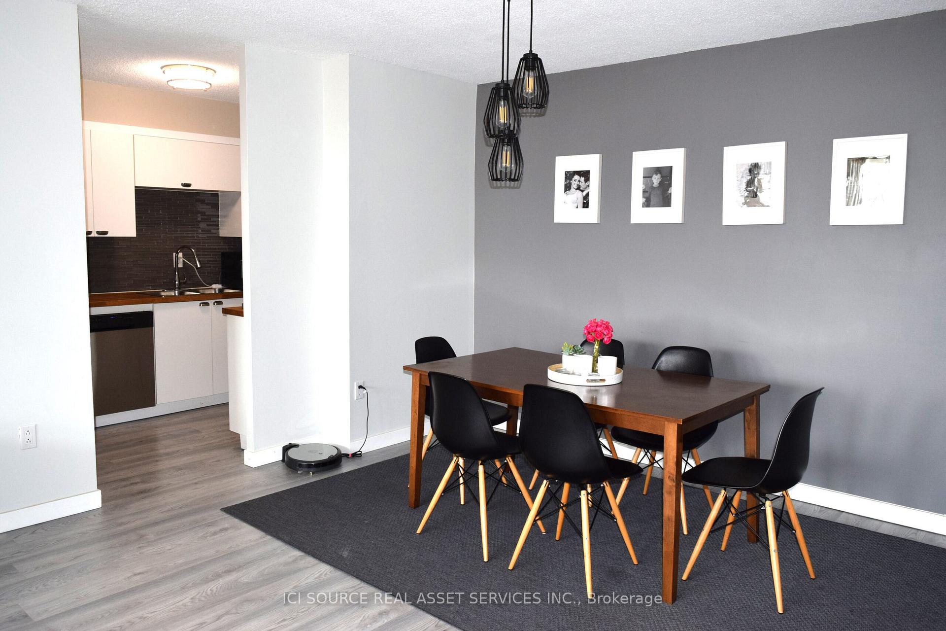 2 Bedrooms Condo at 212 Kerr,  Oakville For sale