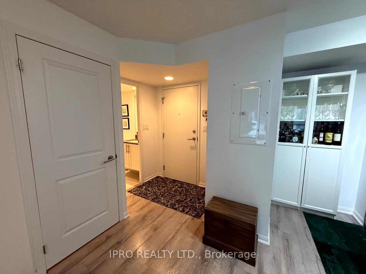 2 Bedrooms Condo at 400 Adelaide, Toronto For sale