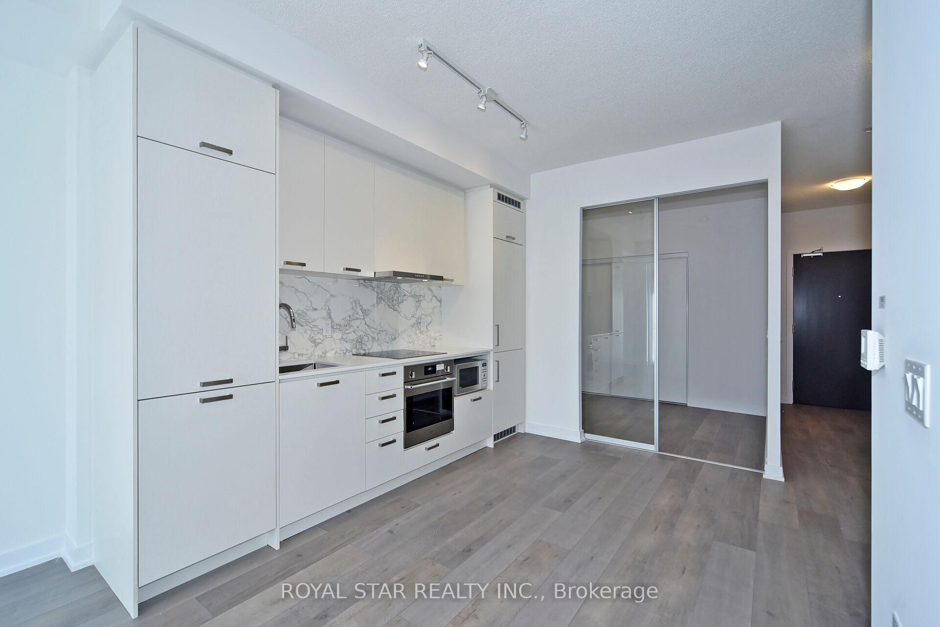 2 Bedrooms Condo at 10 Honeycrisp, Vaughan For sale