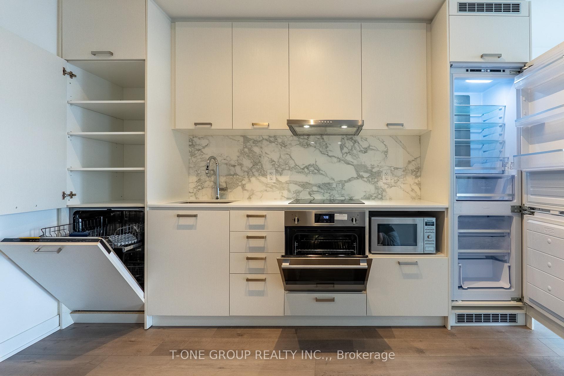 2 Bedrooms Condo at 10 Honeycrisp, Vaughan For sale