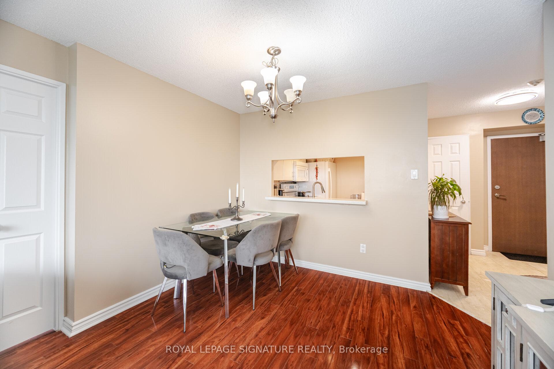 3 Bedrooms Condo at 50 Kingsbridge Garden, Mississauga For sale
