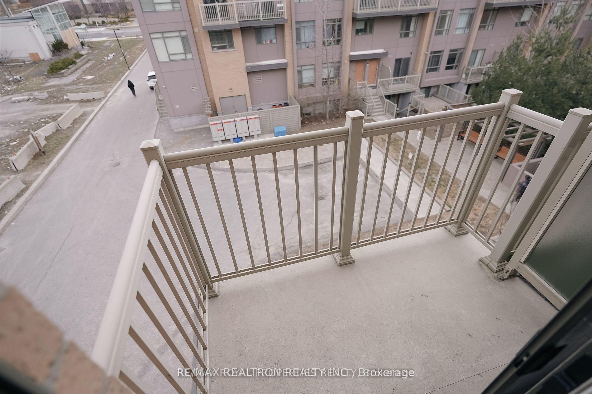2 Bedrooms Condo at 80 Orchid Place, Toronto For sale