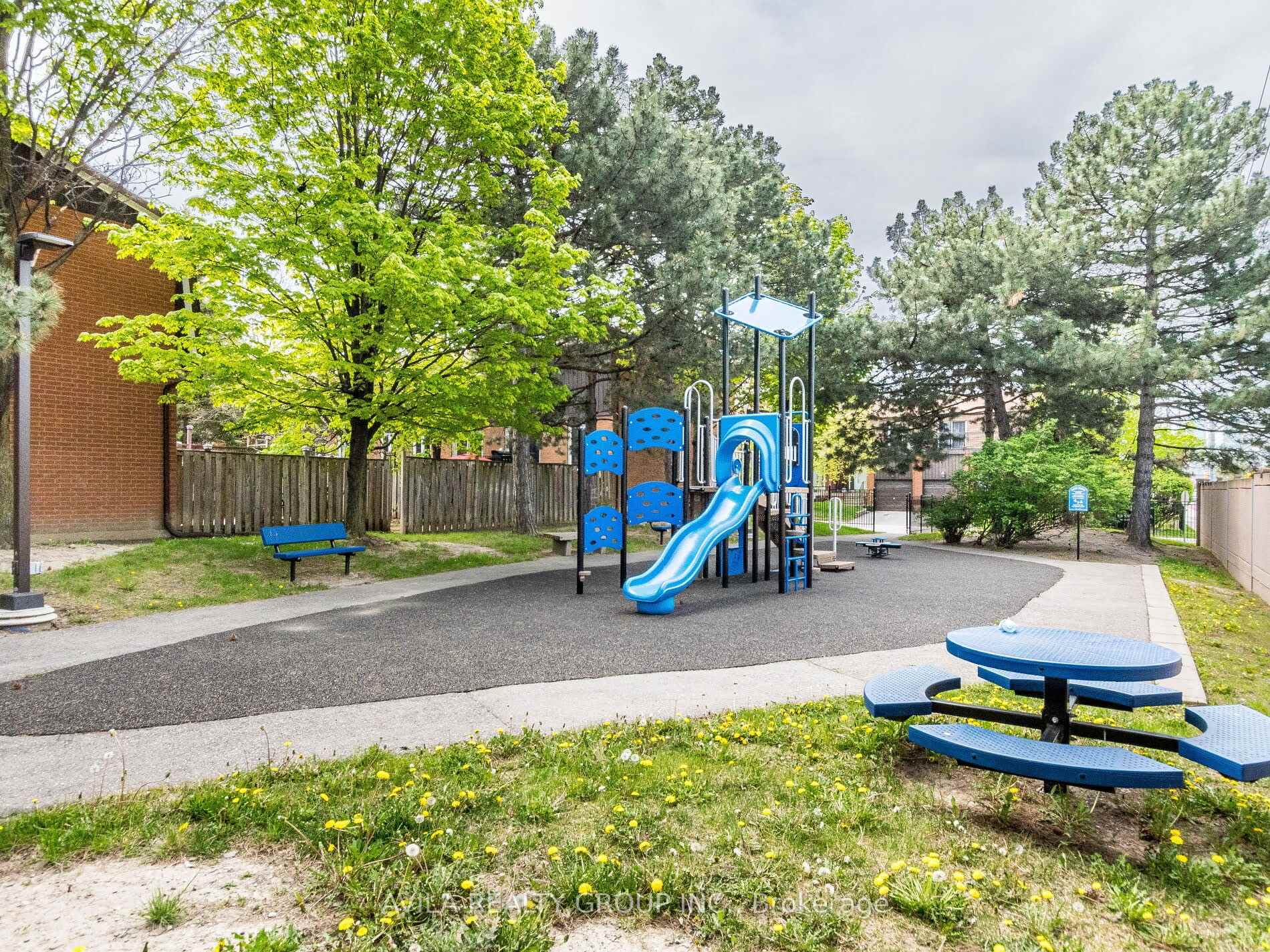 4 Bedrooms Condo at 750 Burnhamthorpe, Mississauga For sale
