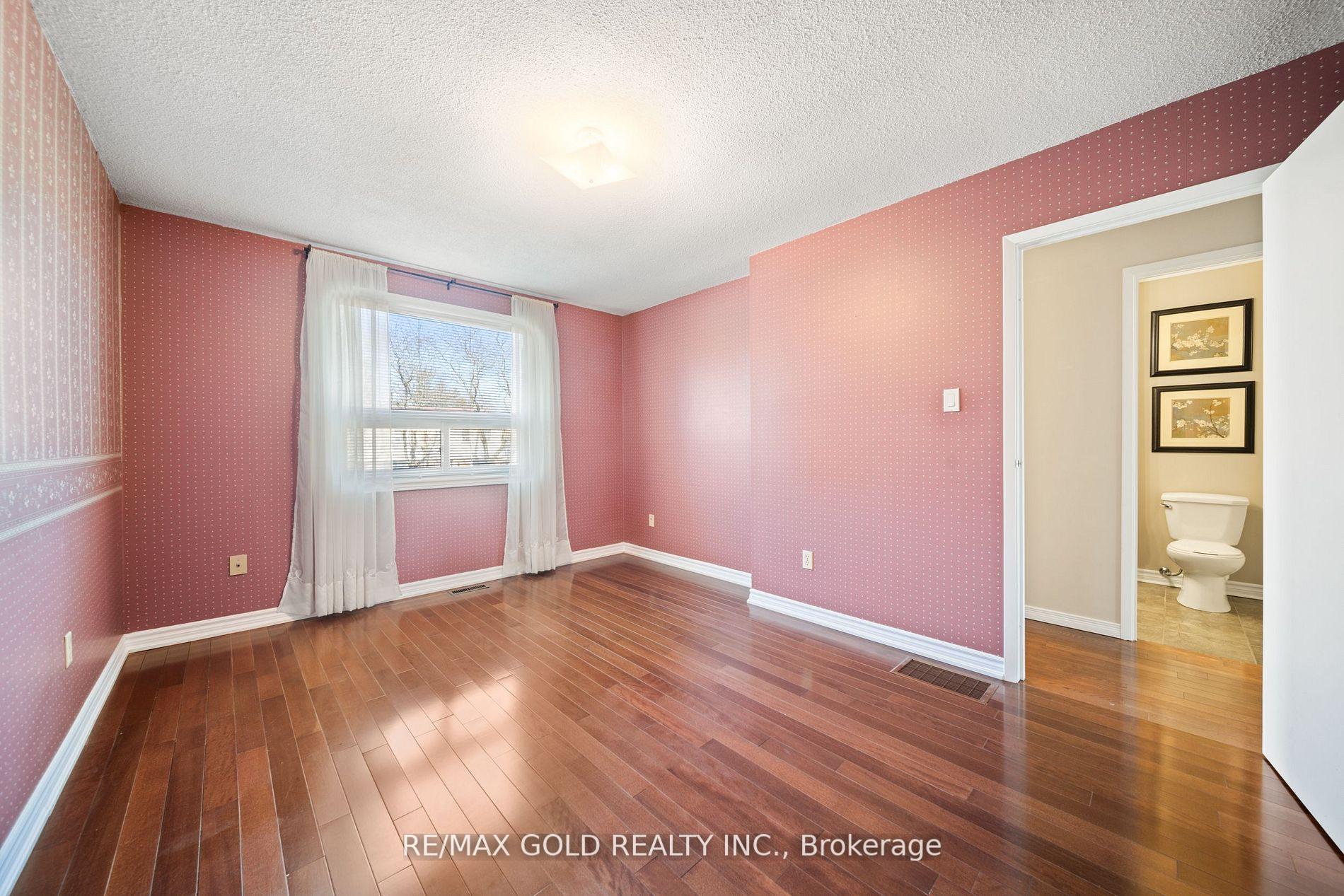 4 Bedrooms Condo at 1050 Shawnmarr, Mississauga For sale