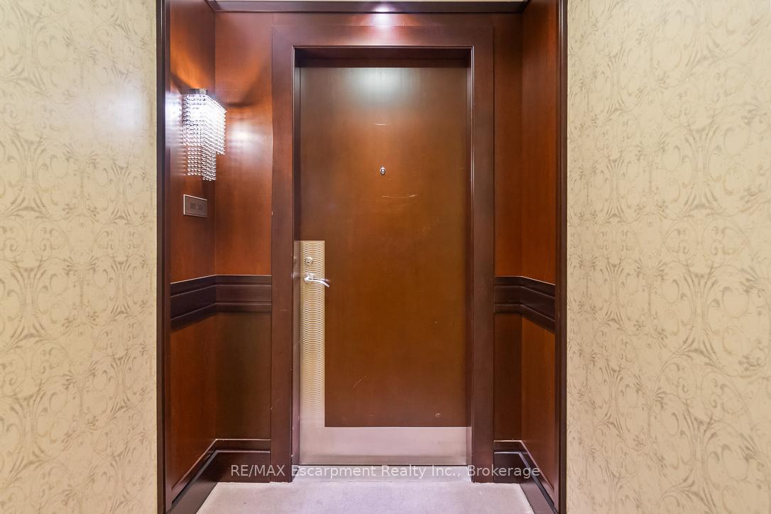 3 Bedrooms Condo at 68 Yorkville, Toronto For sale