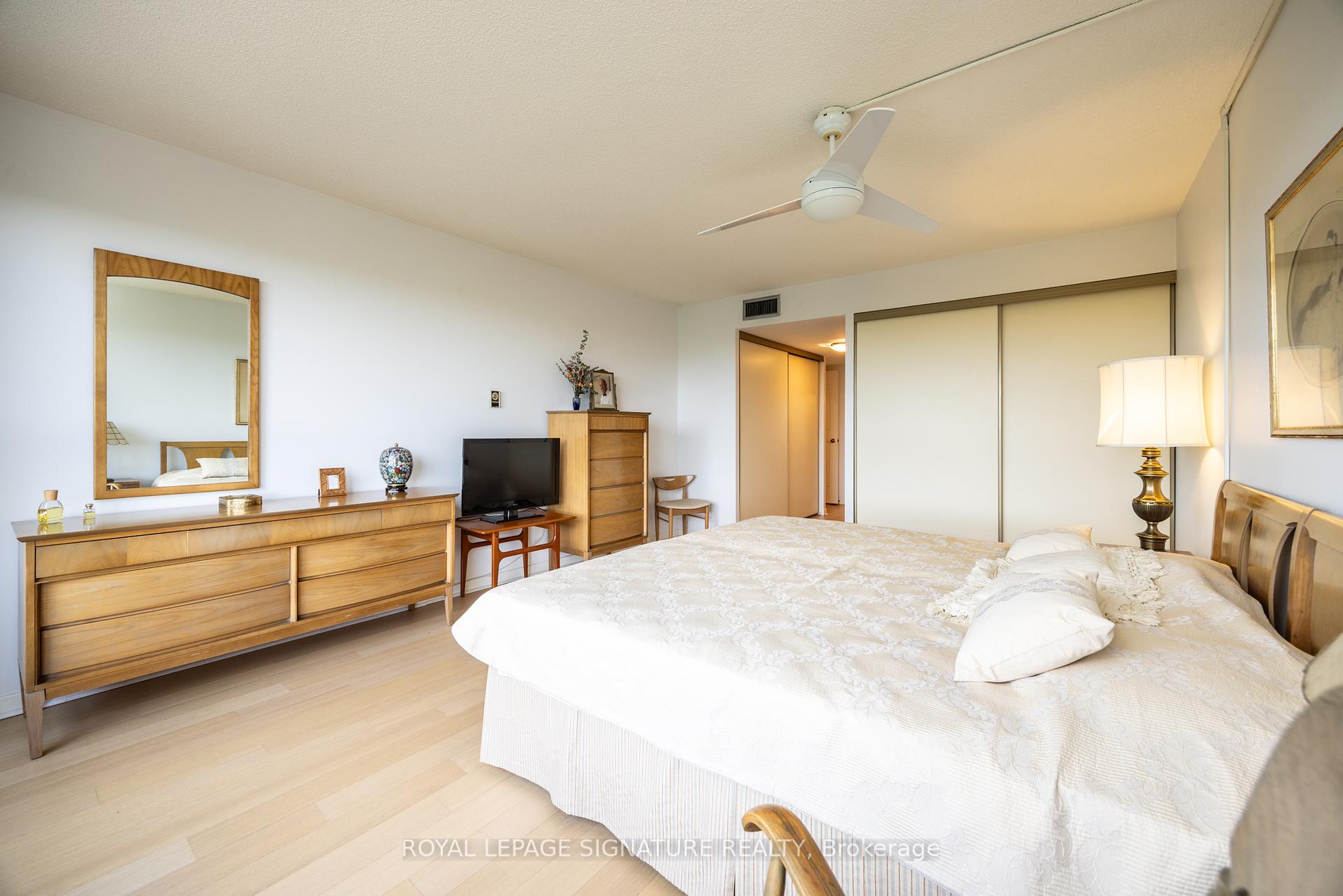 3 Bedrooms Condo at 1300 Bloor, Mississauga For sale