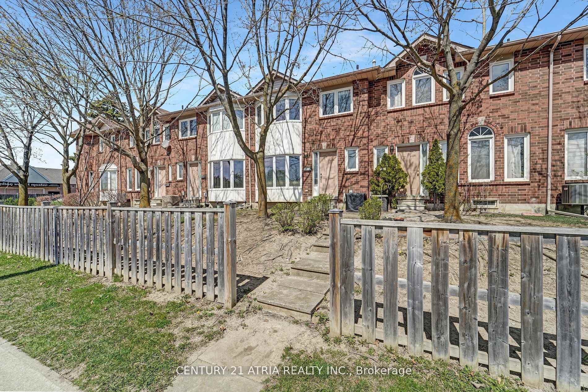 3 Bedrooms Condo at 1485 Torrington, Mississauga For sale