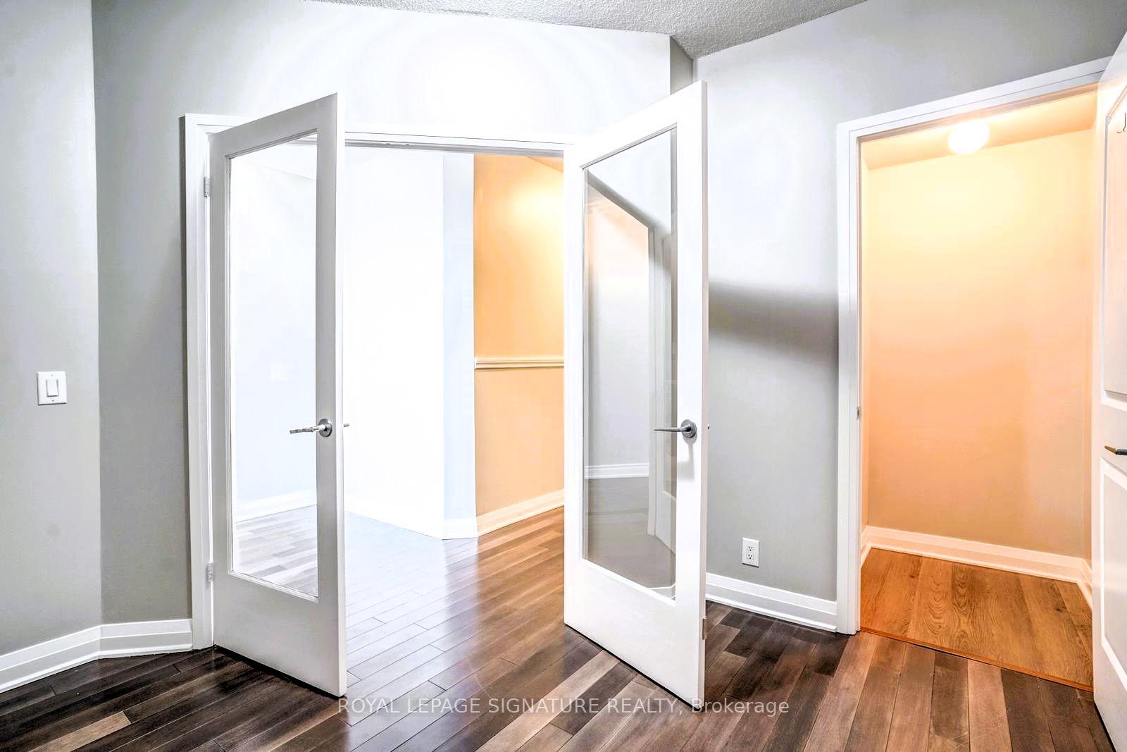 3 Bedrooms Condo at 1055 Southdown, Mississauga For sale