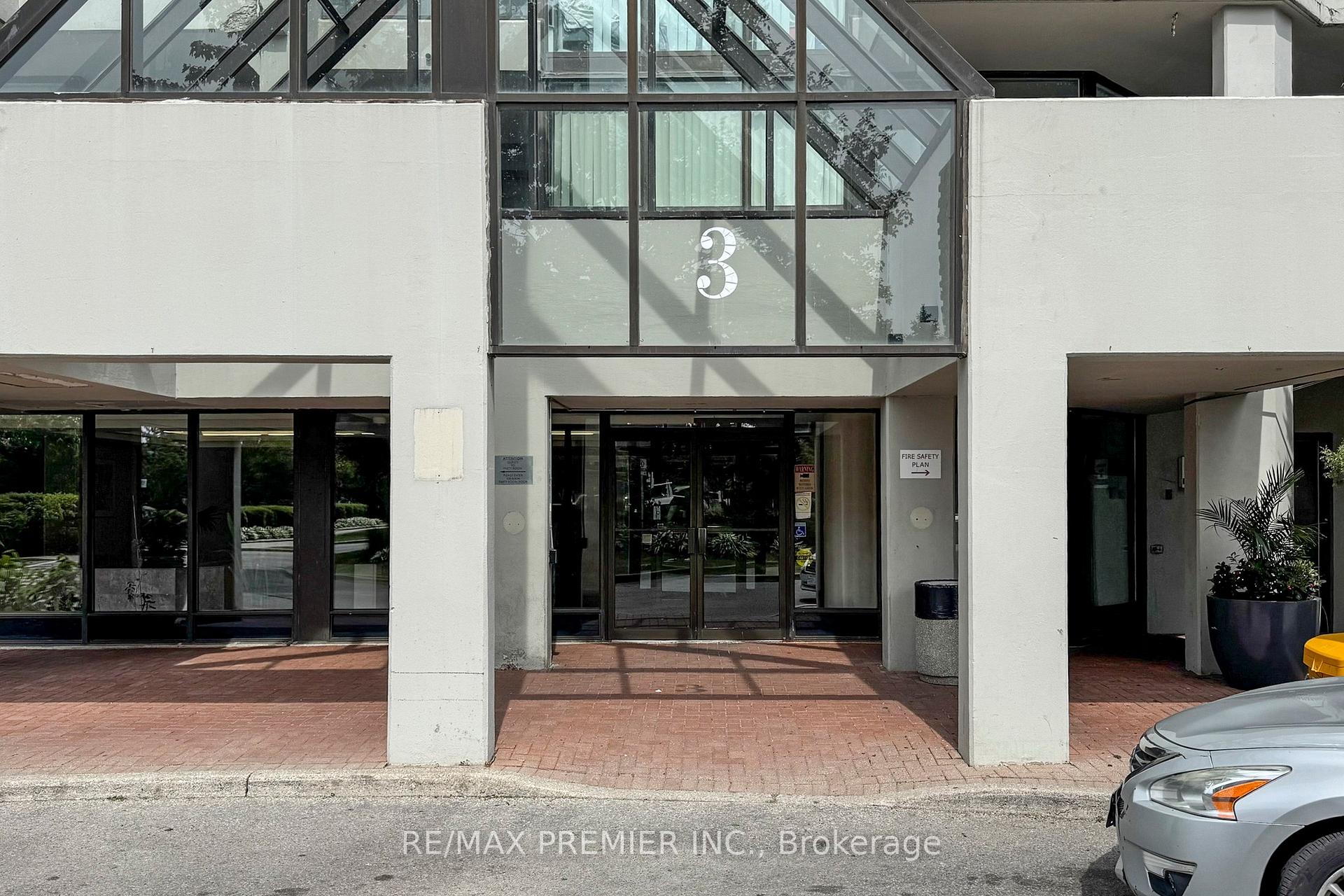 2 Bedrooms Condo at 3 Rowntree, Toronto For sale