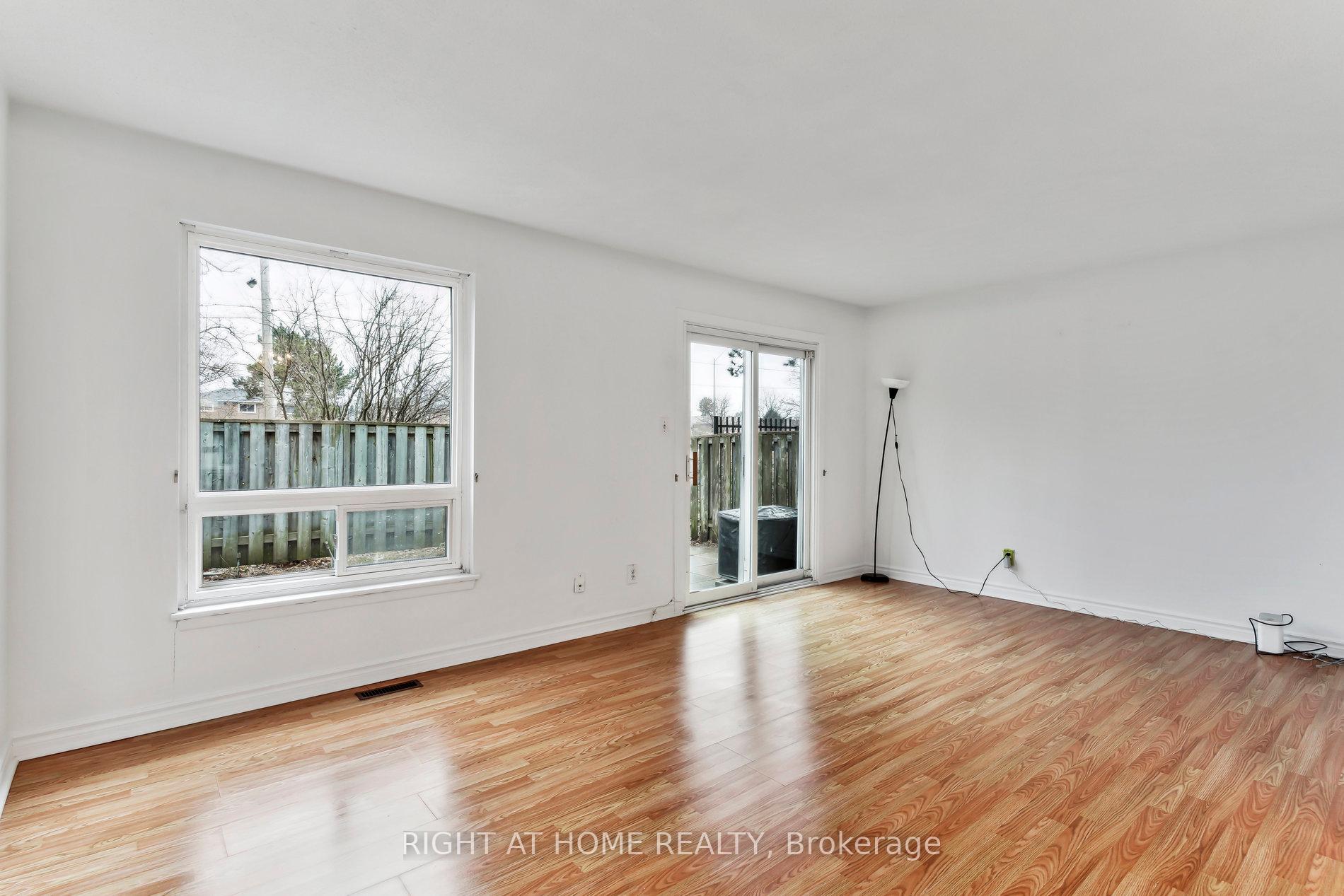 6 Bedrooms Condo at 44 Chester Le, Toronto For sale
