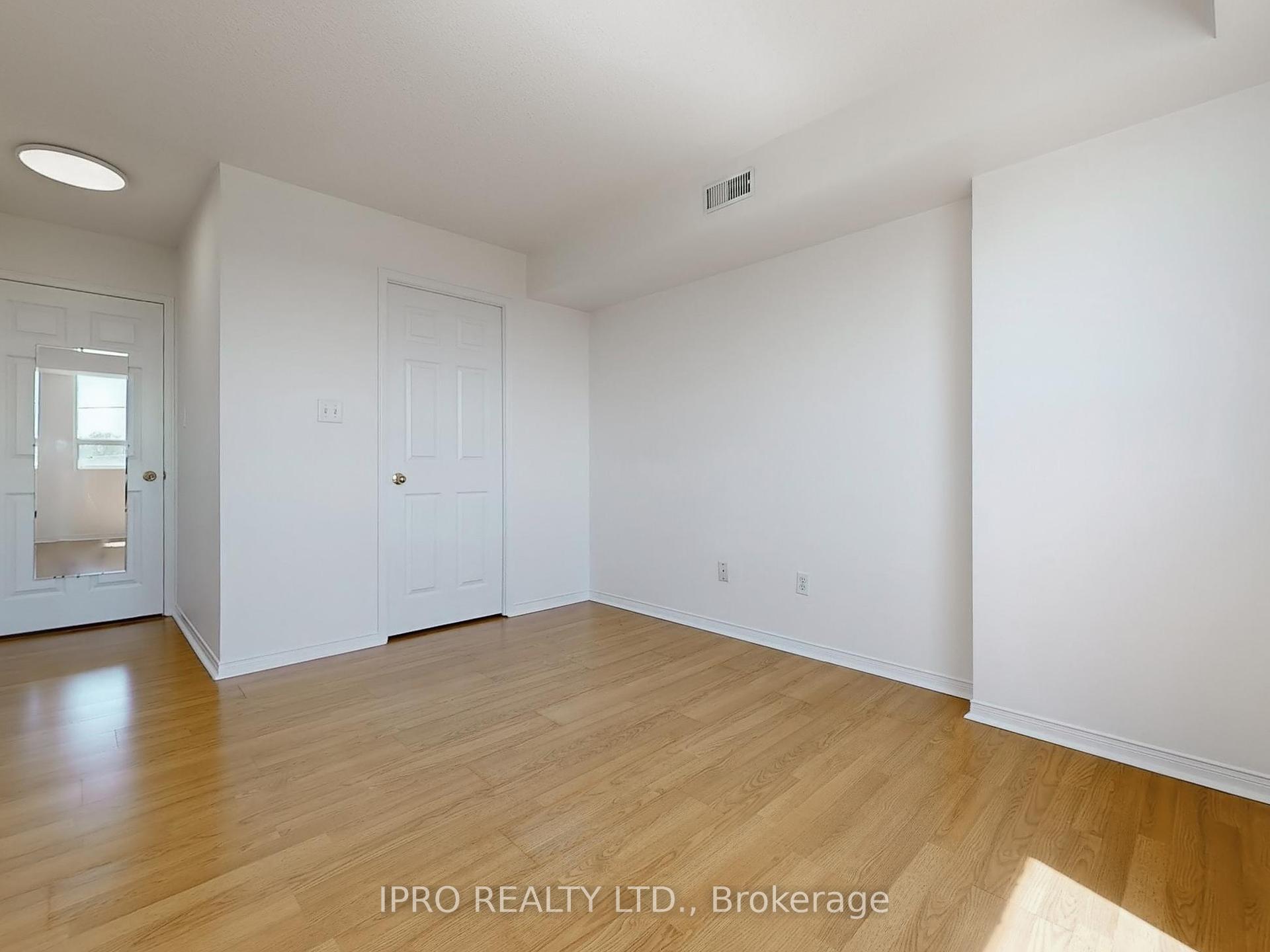2 Bedrooms Condo at 32 Tannery, Mississauga For sale