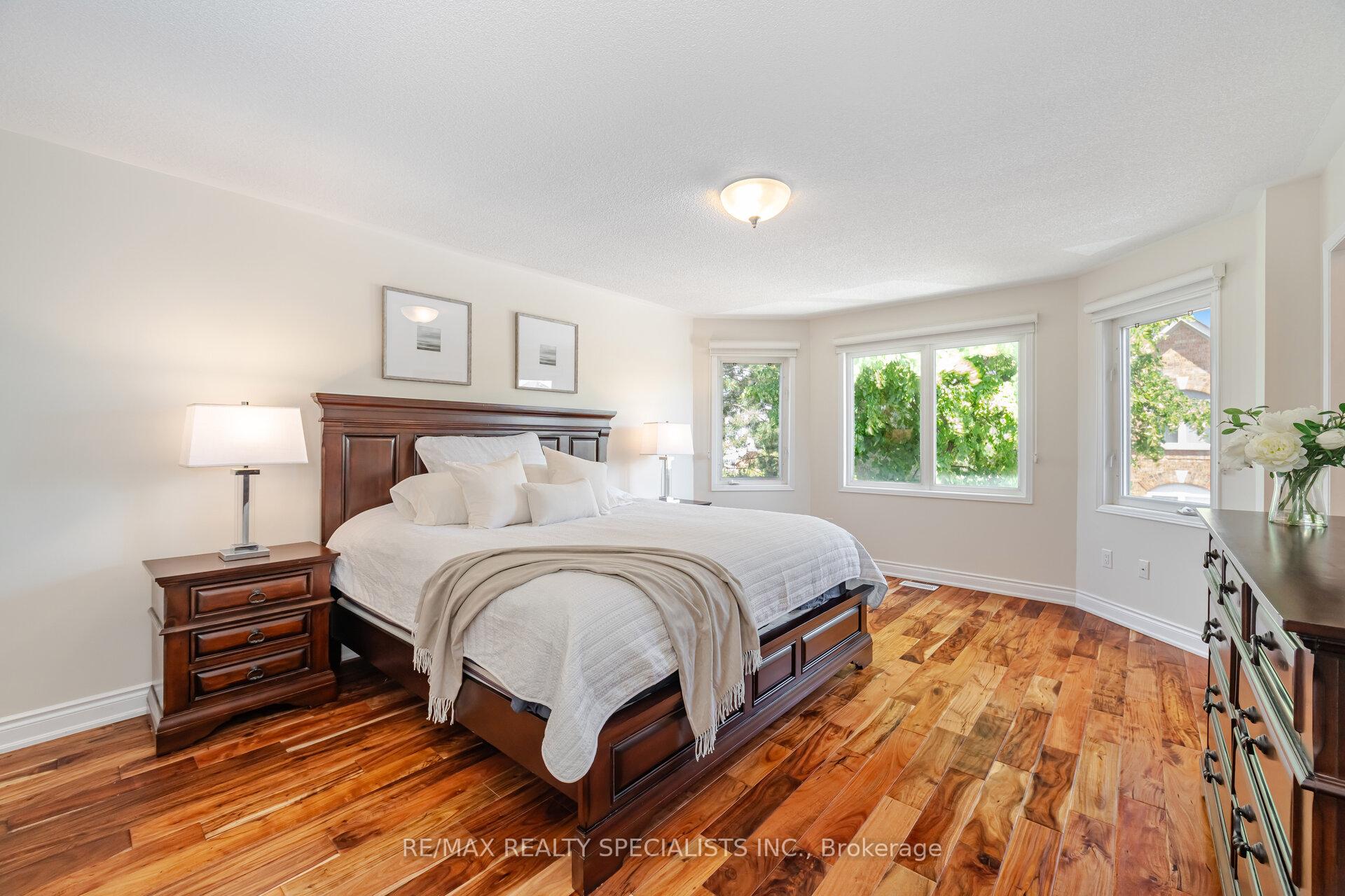 4 Bedrooms Condo at 5230 Glen Erin, Mississauga For sale