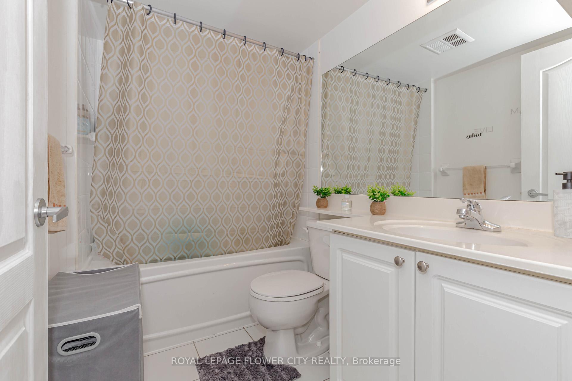 2 Bedrooms Condo at 1 Elm,  Mississauga For sale
