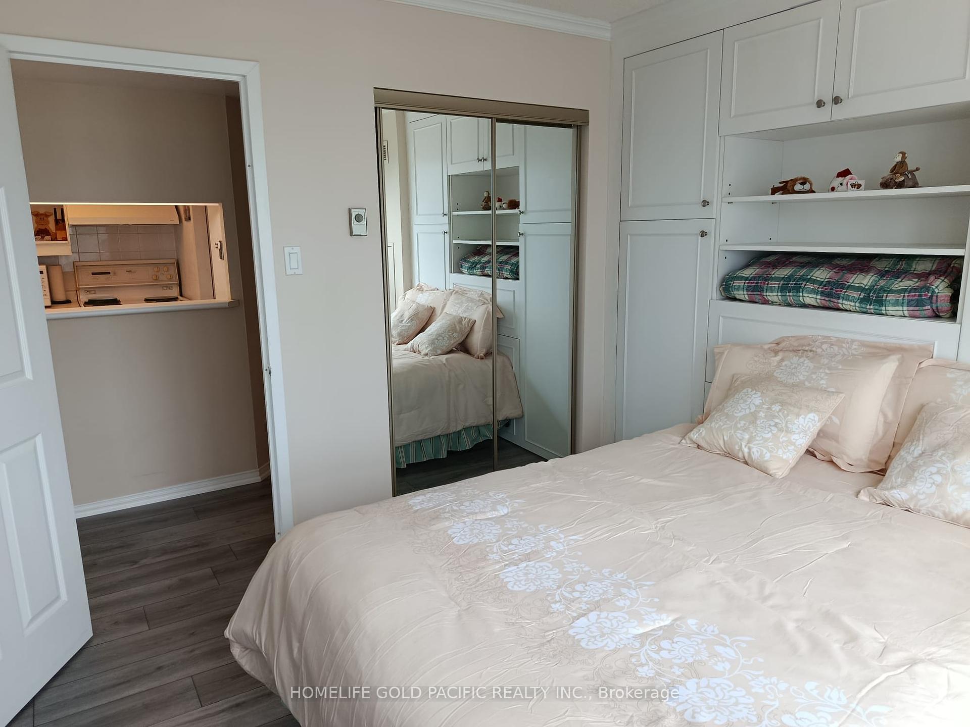 2 Bedrooms Condo at 77 Harbour, Toronto For sale
