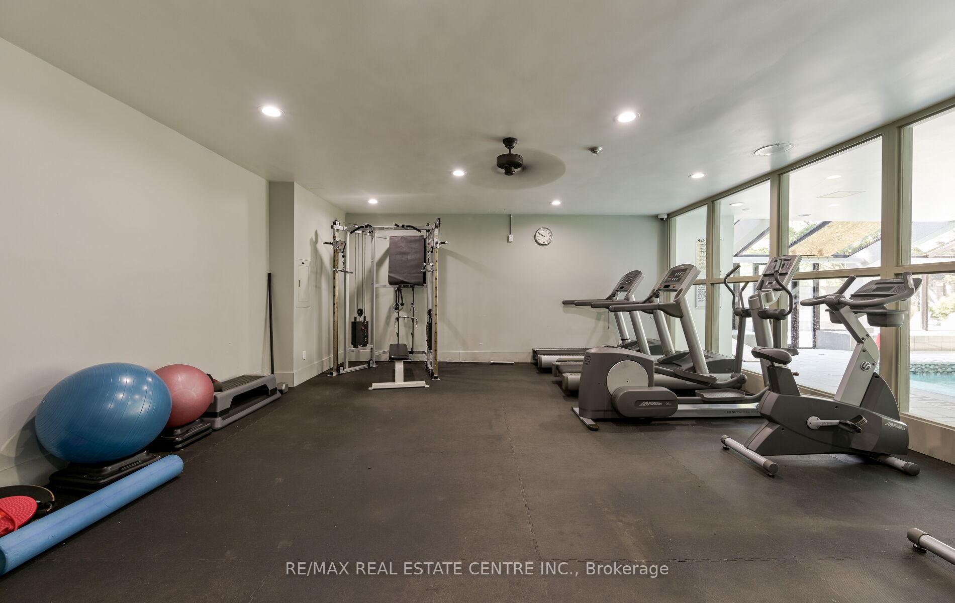 3 Bedrooms Condo at 200 Robert Speck, Mississauga For sale