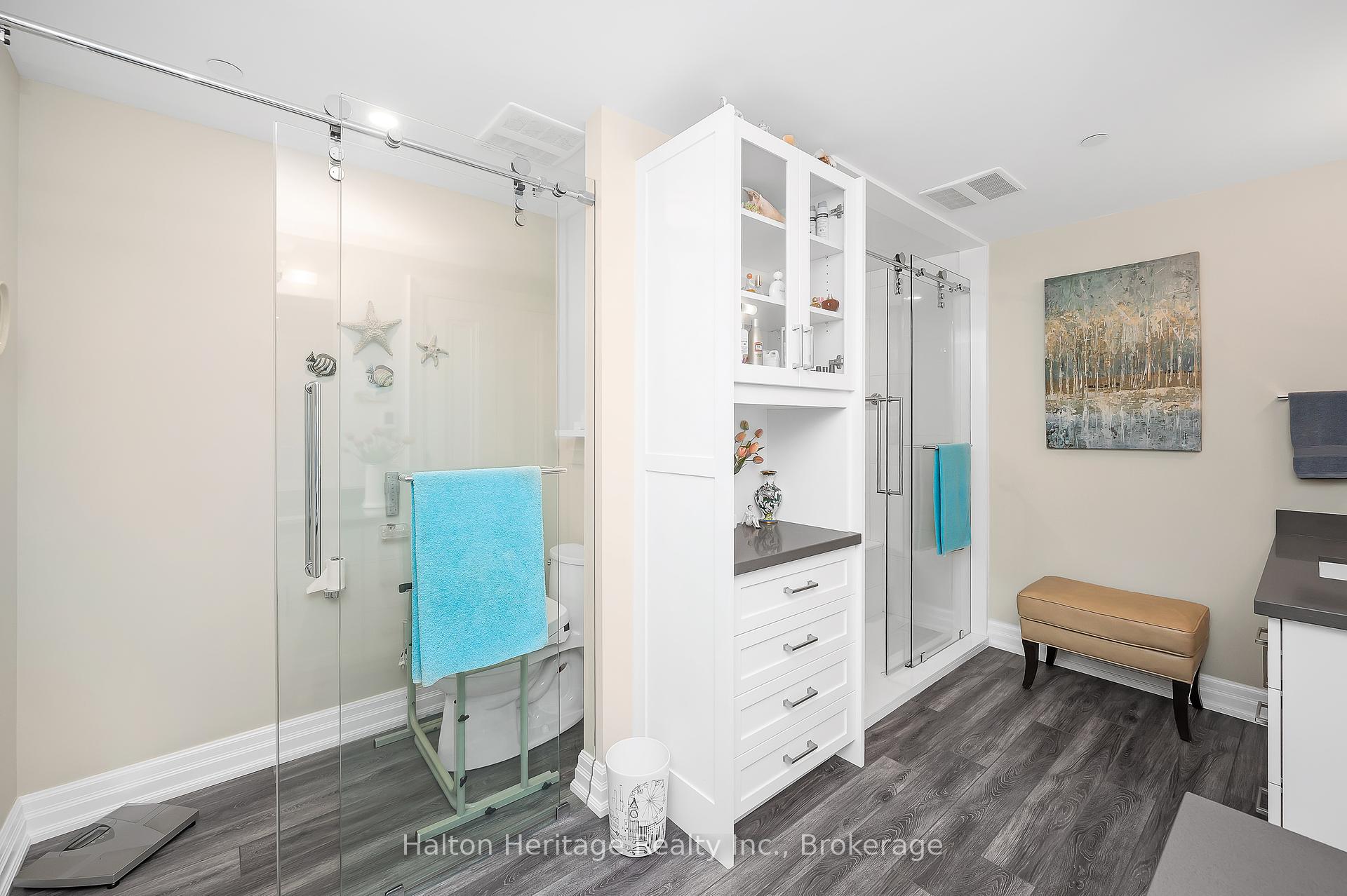 2 Bedrooms Condo at 2060 Lakeshore, Burlington For sale