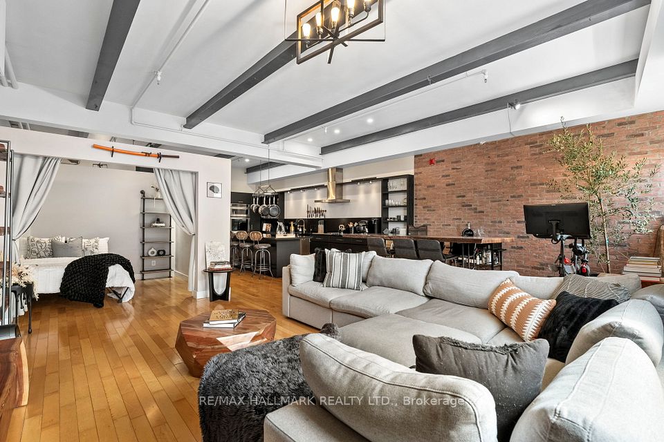 326 Carlaw