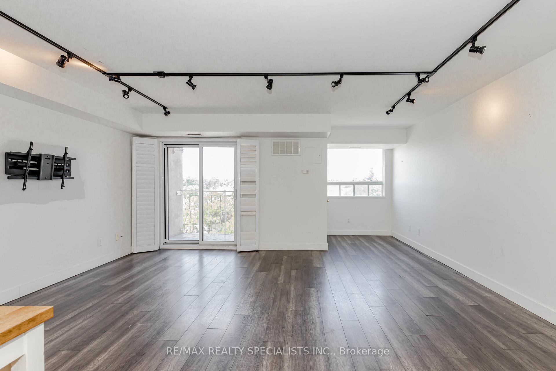 2 Bedrooms Condo at 32 Tannery, Mississauga For sale
