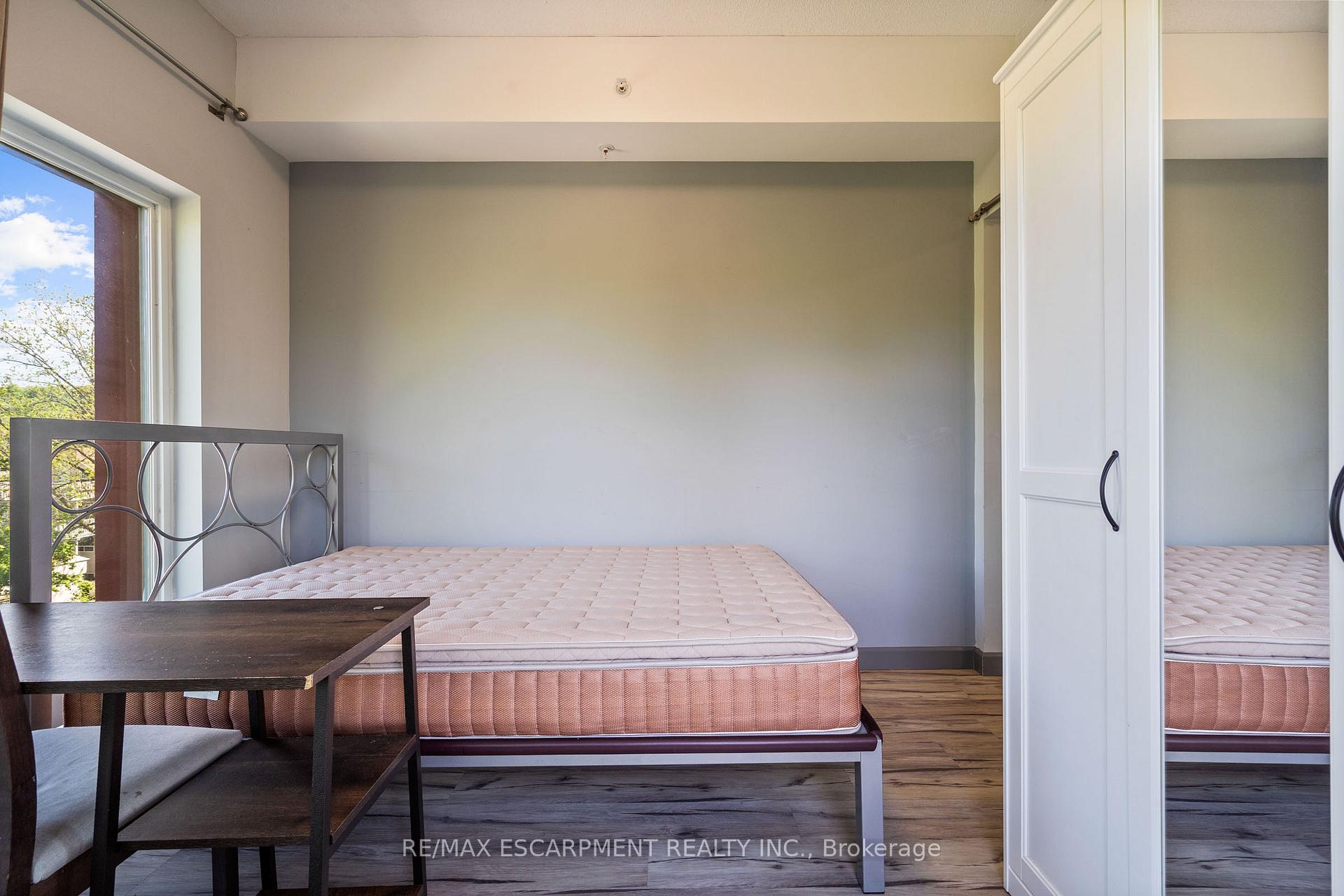 2 Bedrooms Condo at 77 LELAND, Hamilton For sale