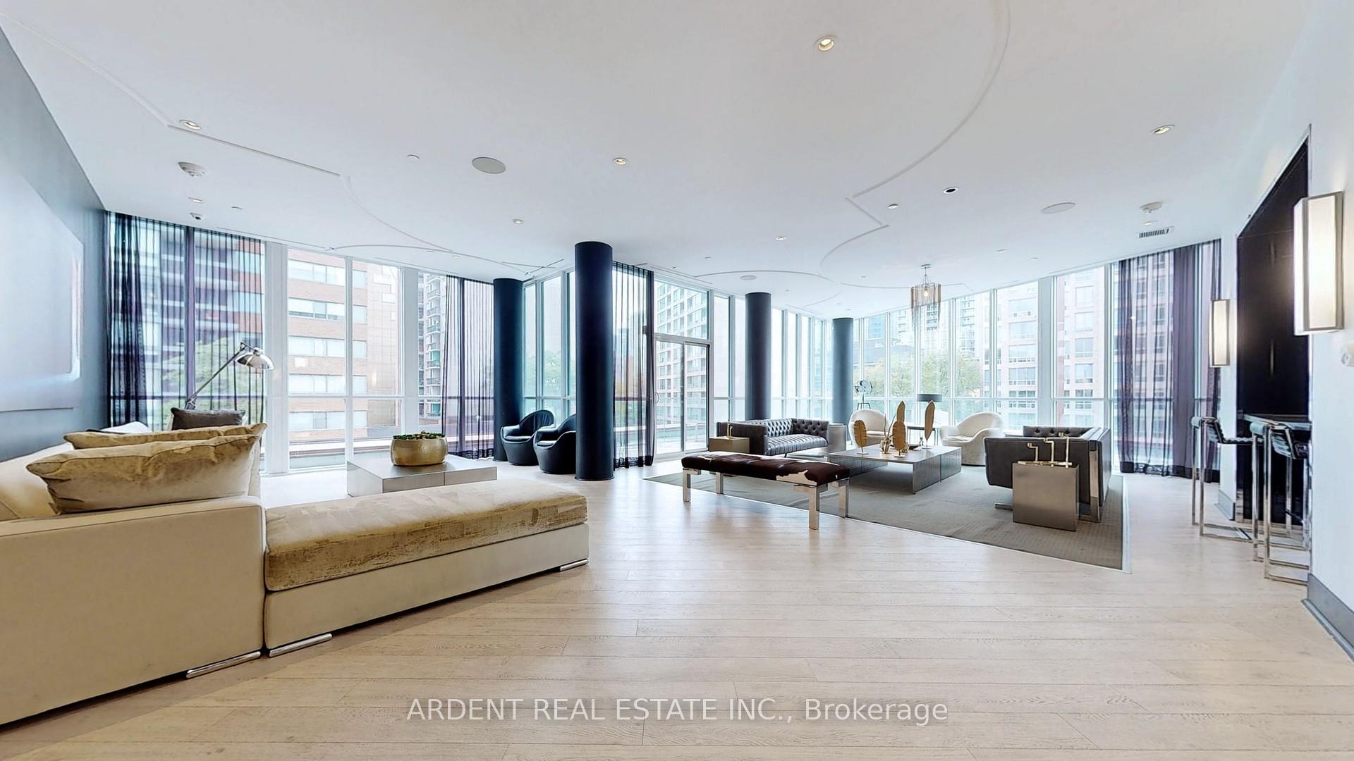 3 Bedrooms Condo at 32 Davenport,  Toronto For sale