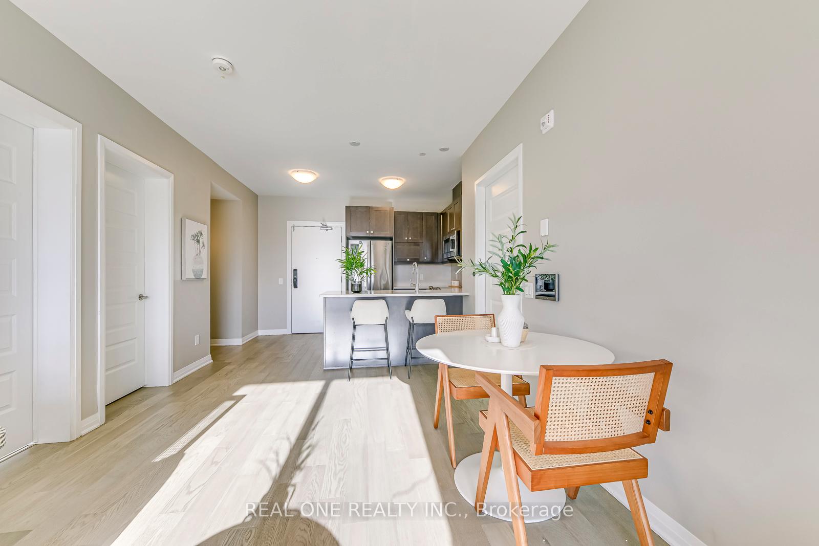 2 Bedrooms Condo at 95 Dundas, Oakville For sale
