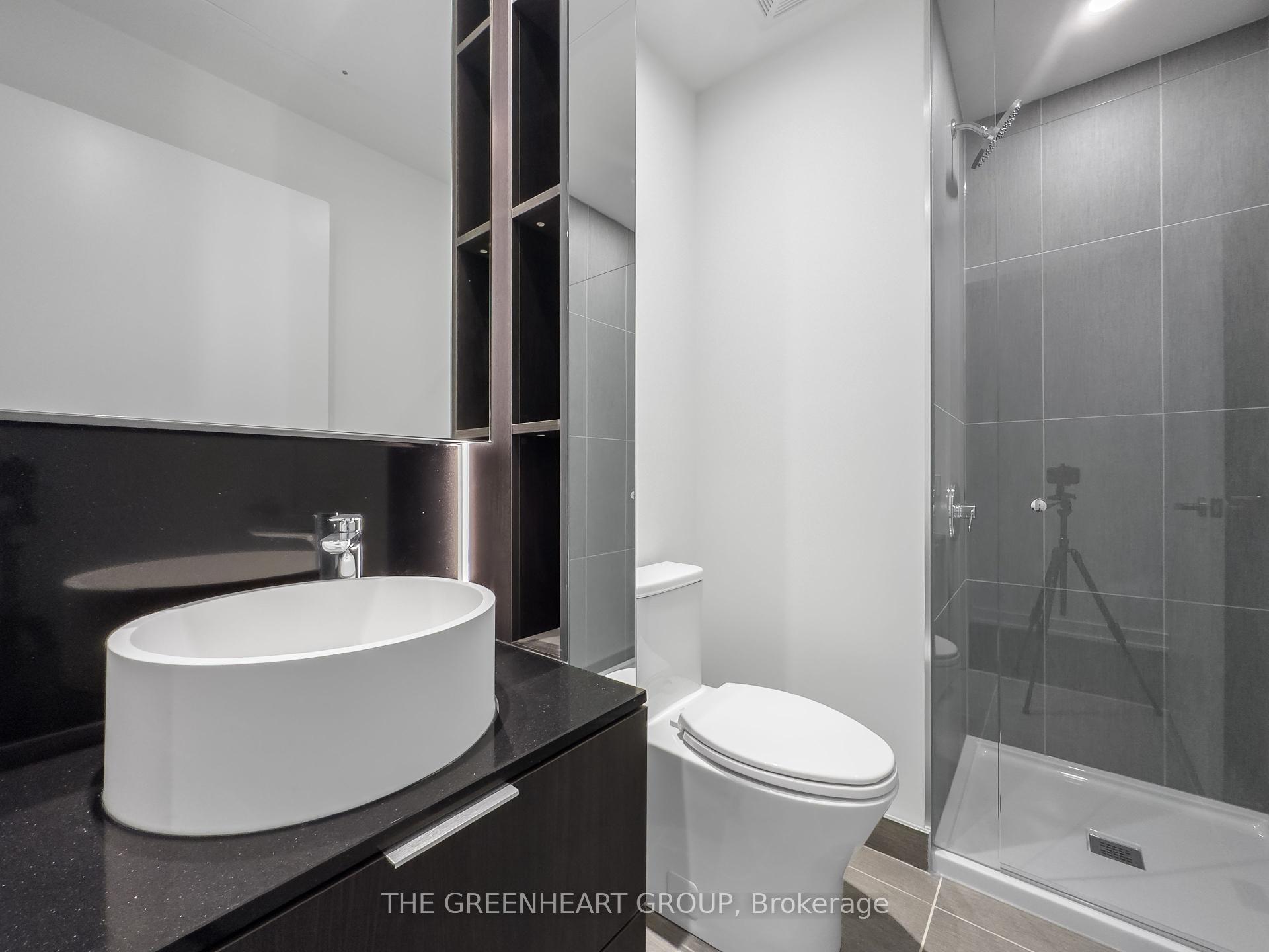 2 Bedrooms Condo at 28 Ann,  Mississauga For sale