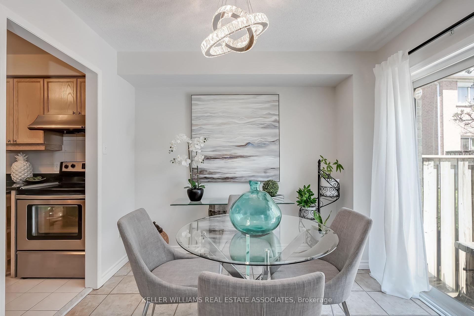 4 Bedrooms Condo at 5305 Glen Erin, Mississauga For sale