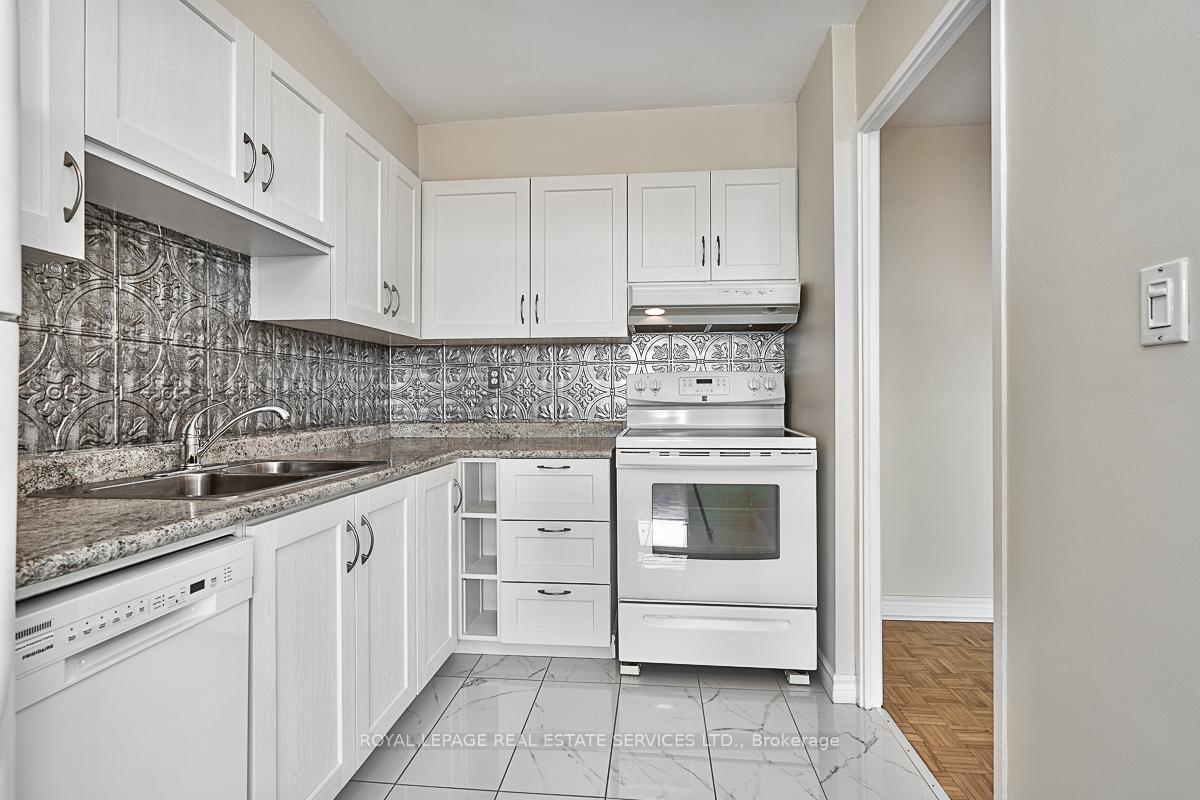 2 Bedrooms Condo at 2263 Marine, Oakville For sale