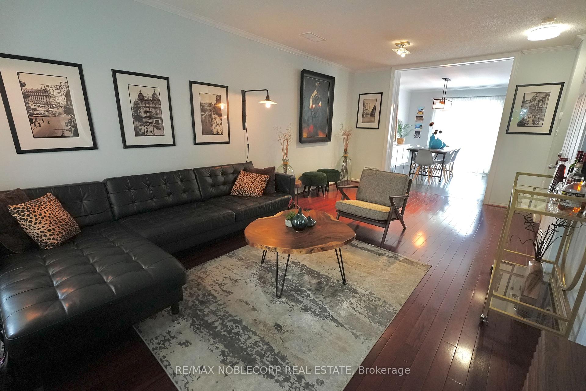 4 Bedrooms Condo at 17 Overlea, Toronto For sale