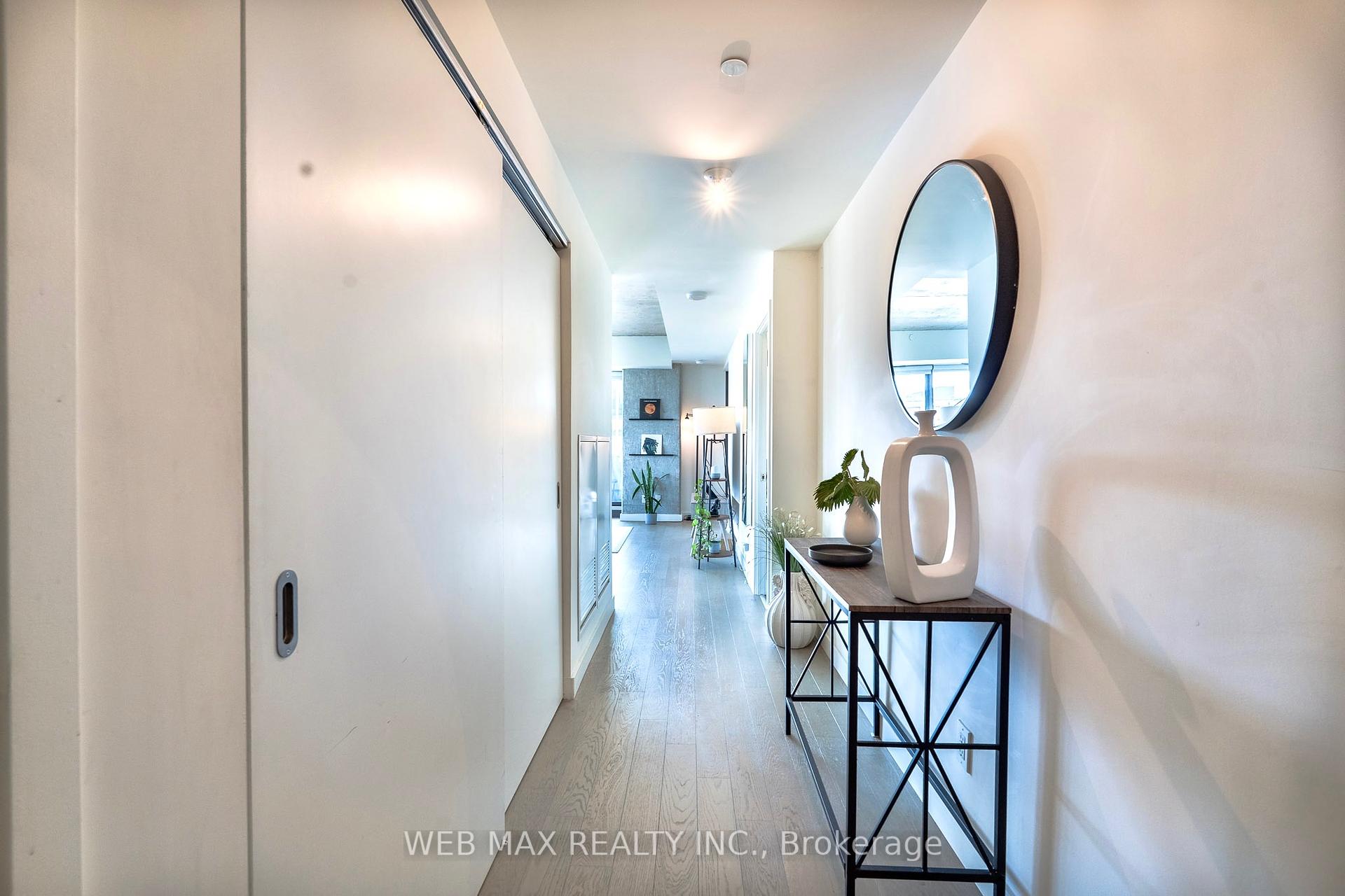 2 Bedrooms Condo at 111 Bathurst, Toronto For sale
