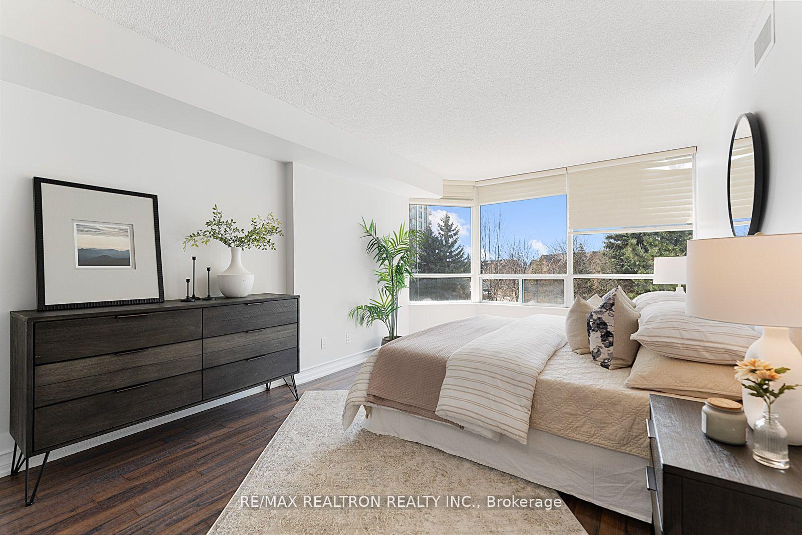 2 Bedrooms Condo at 110 Promenade, Vaughan For sale