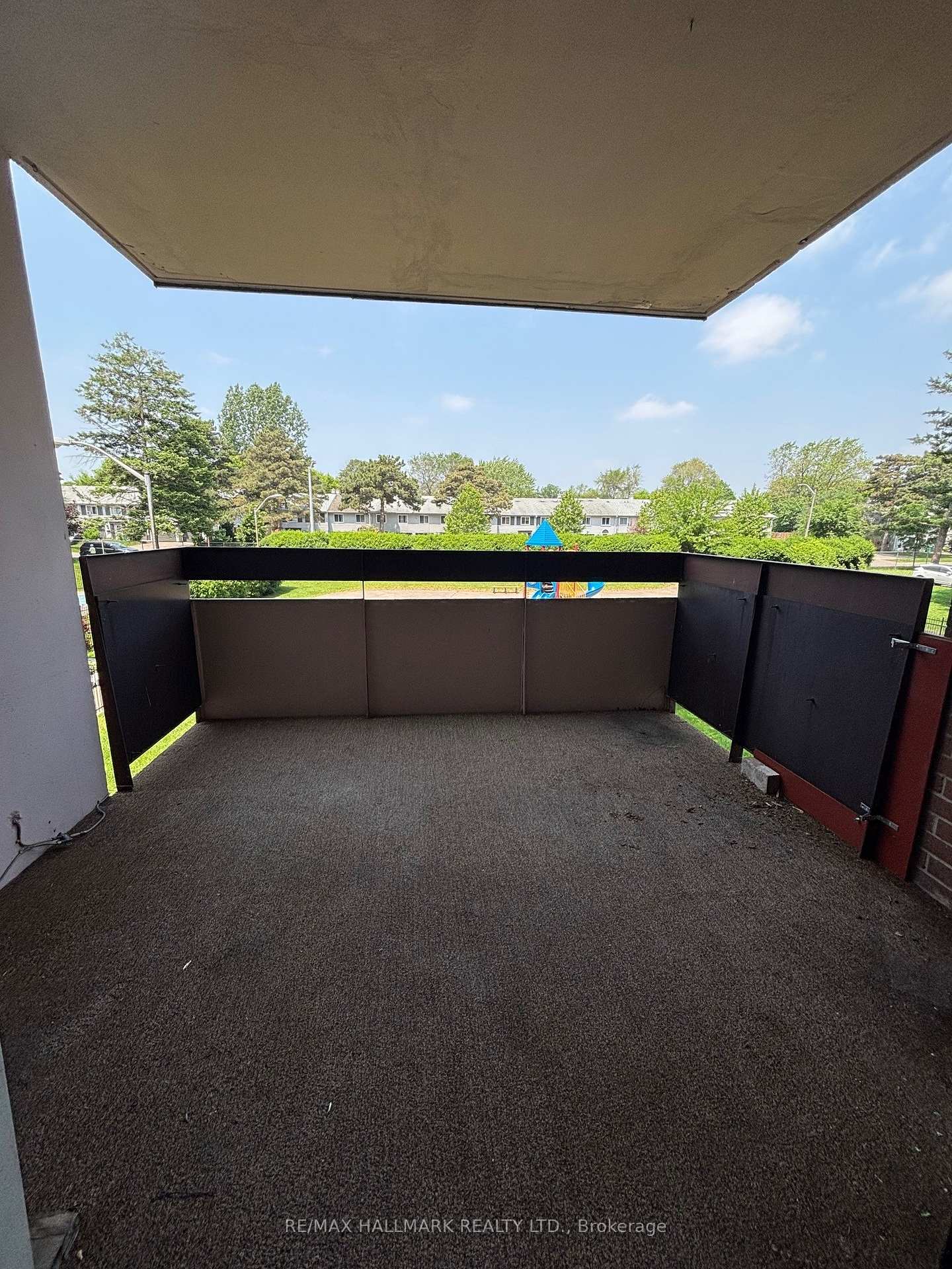 3 Bedrooms Condo at 1625 Bloor, Mississauga For sale