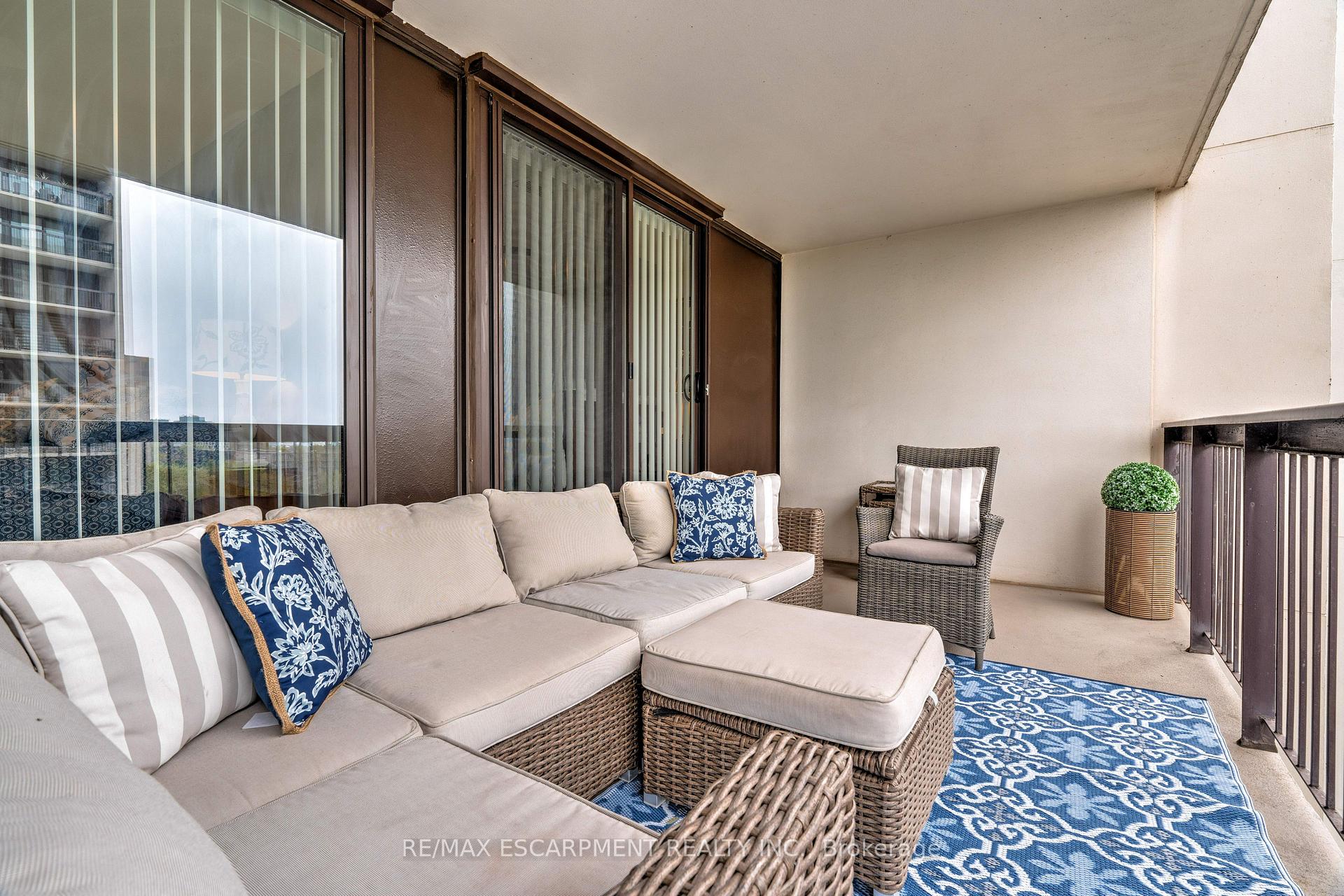 3 Bedrooms Condo at 2175 Marine, Oakville For sale