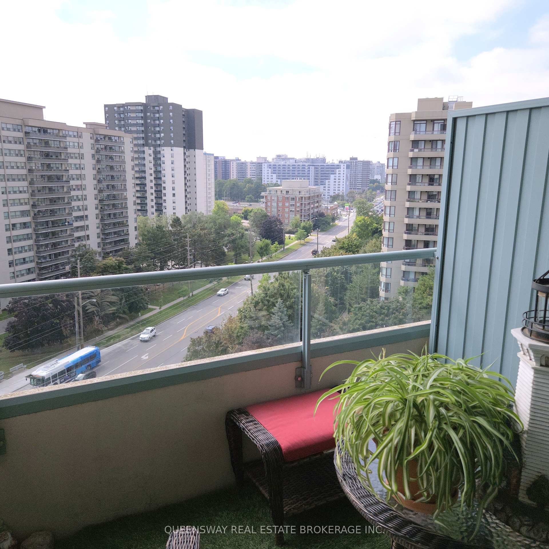 2 Bedrooms Condo at 1 Emerald, Vaughan For sale