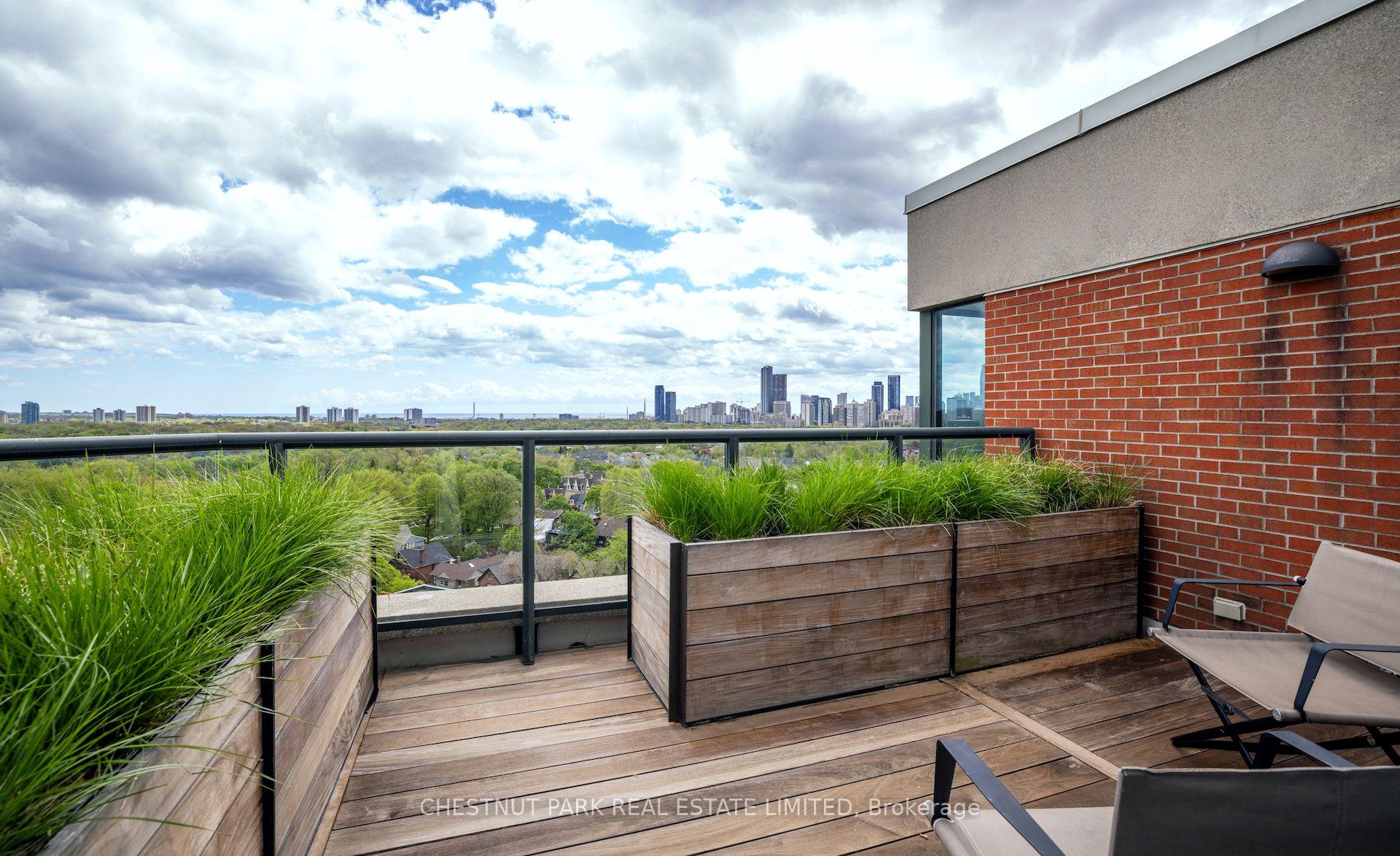 3 Bedrooms Condo at 33 Jackes,  Toronto For sale