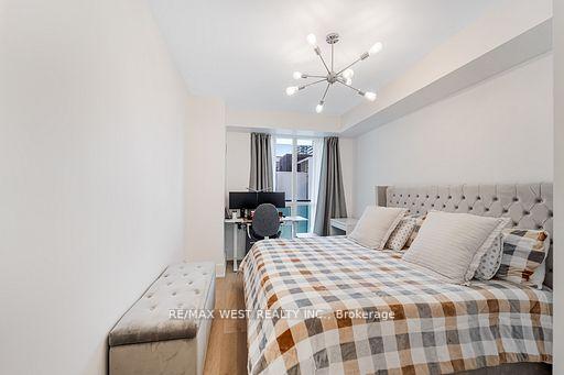 2 Bedrooms Condo at 70 Roehampton,  Toronto For sale